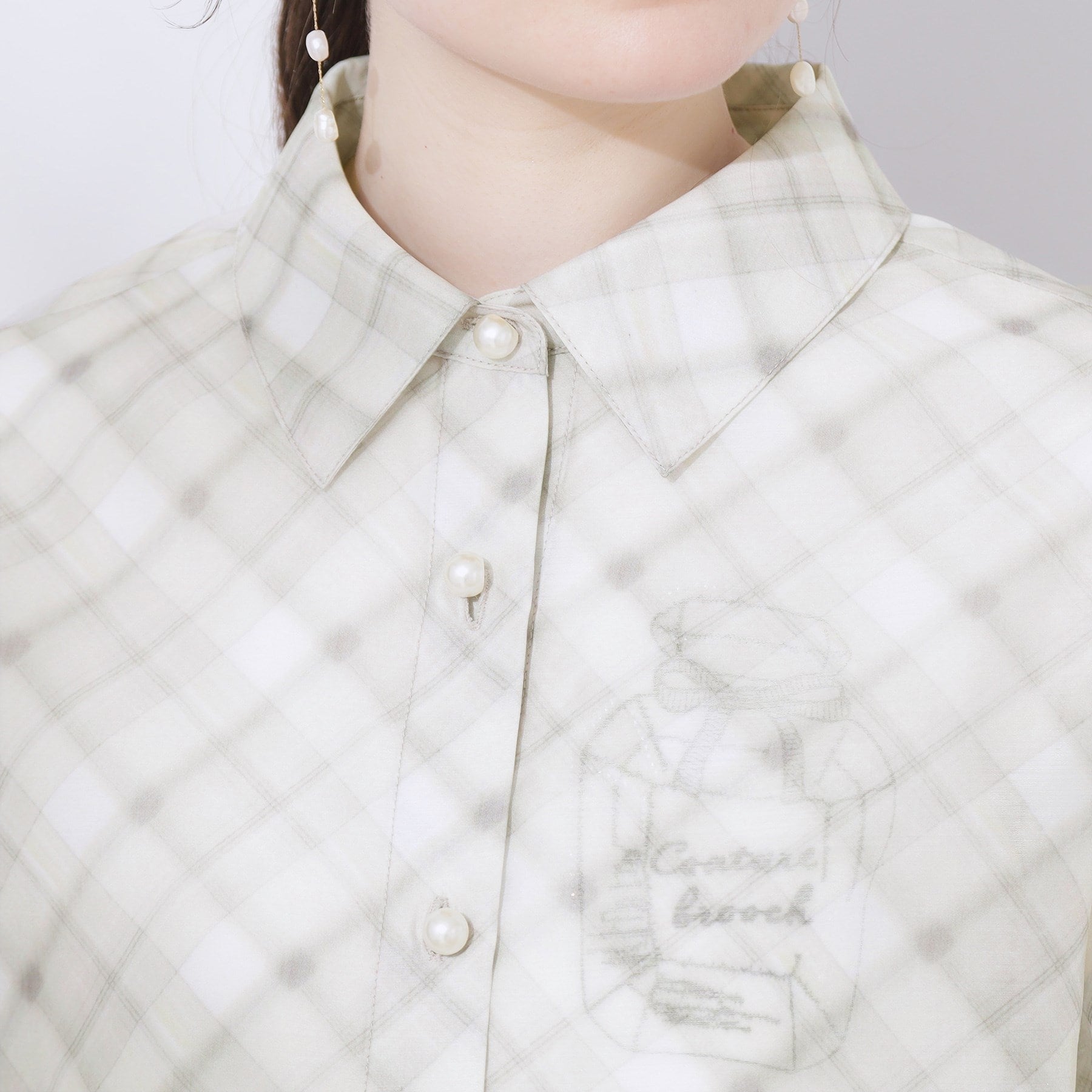 クチュール ブローチ Couture Brooch パール調ボタンシアーシャツ （グレー(012)） グレー(012)