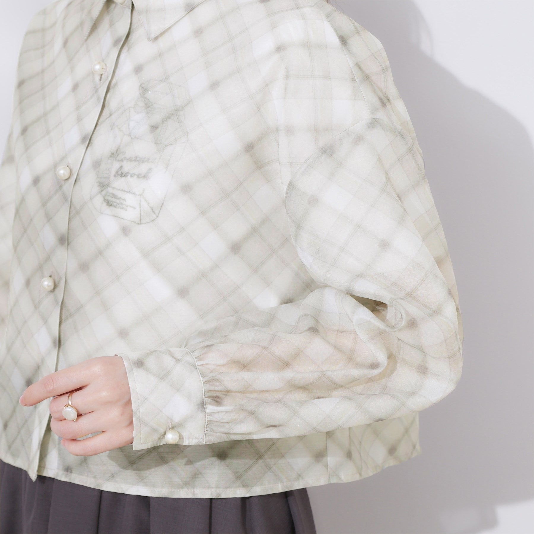 クチュール ブローチ Couture Brooch パール調ボタンシアーシャツ （グレー(012)） グレー(012)