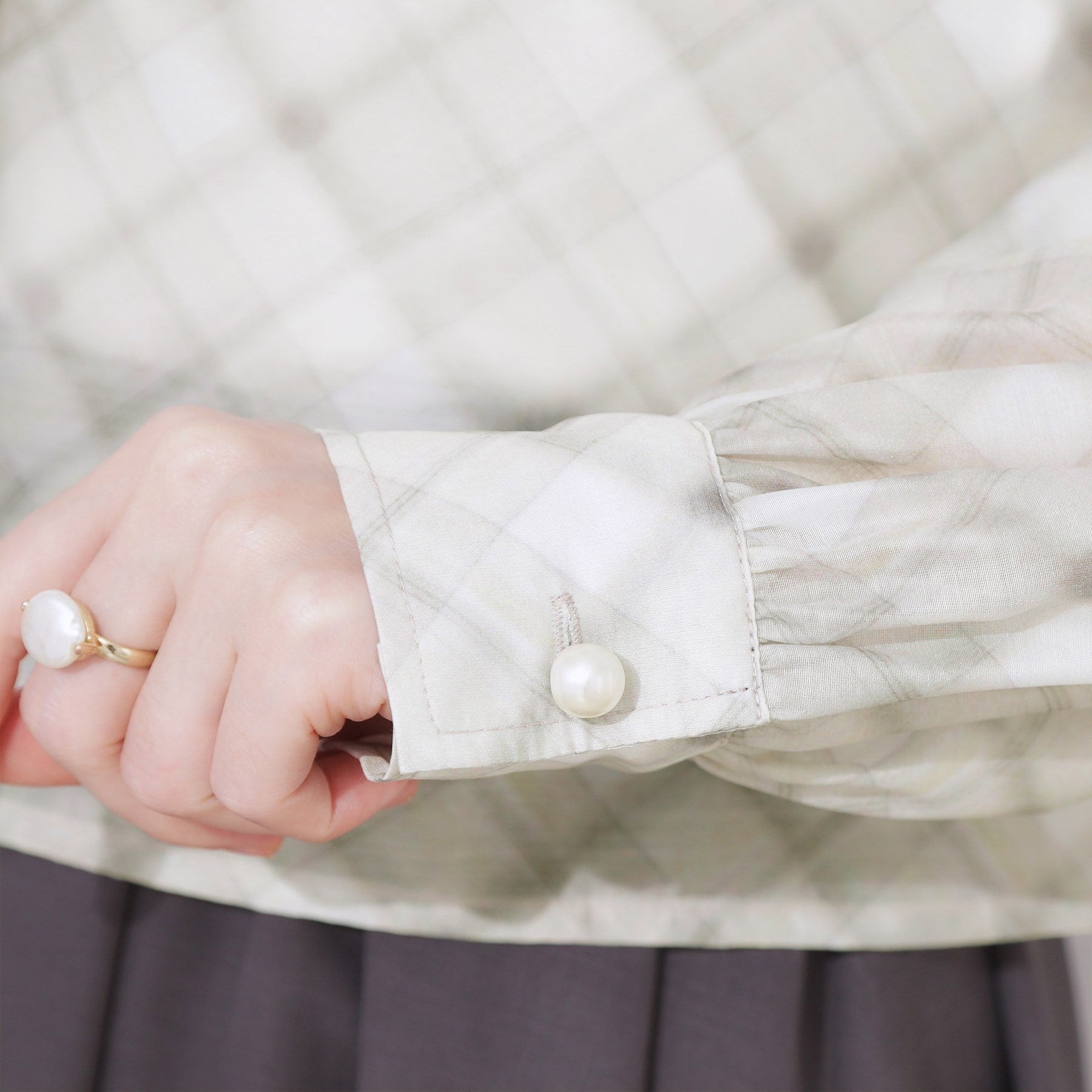 クチュール ブローチ Couture Brooch パール調ボタンシアーシャツ （グレー(012)） グレー(012)