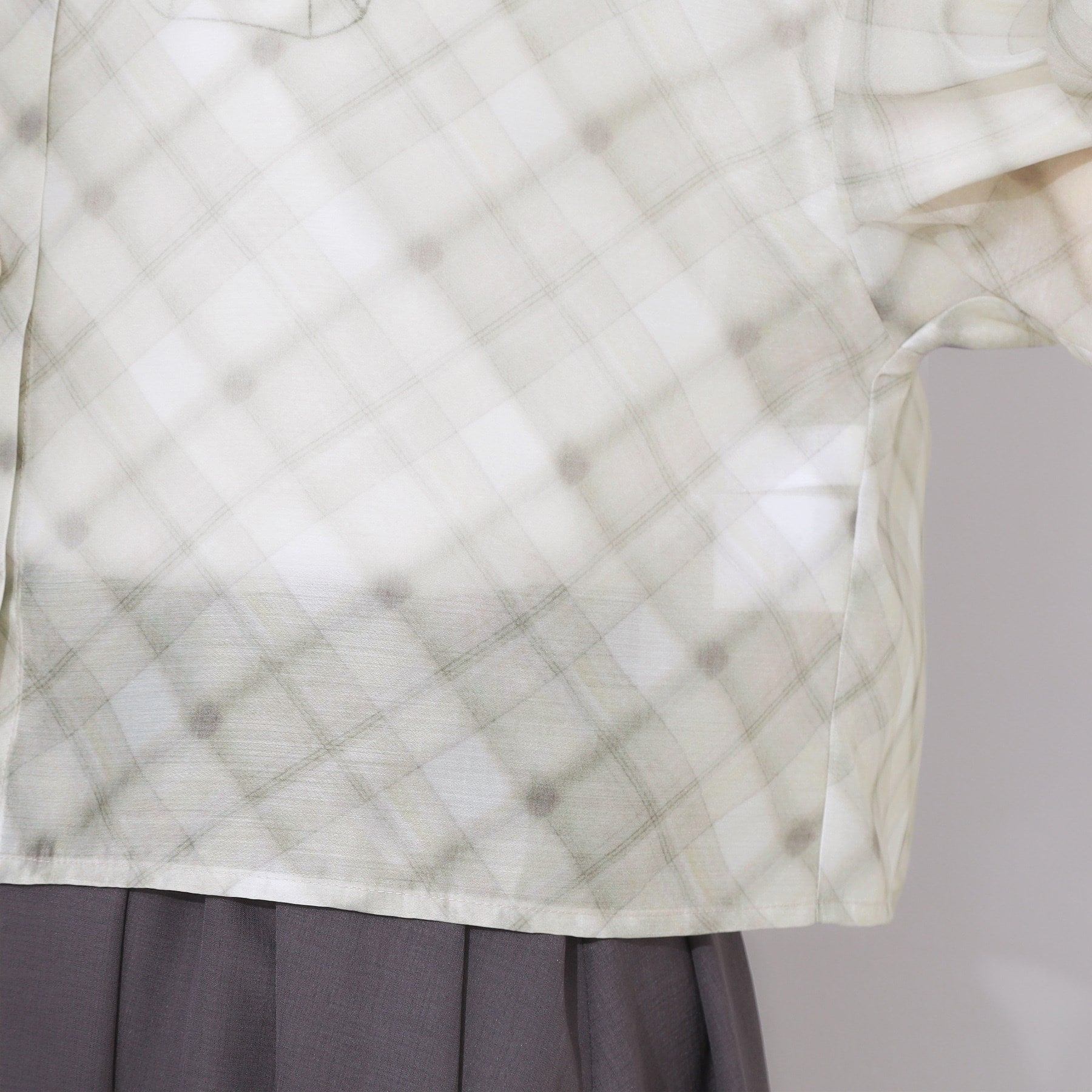 クチュール ブローチ Couture Brooch パール調ボタンシアーシャツ （グレー(012)） グレー(012)