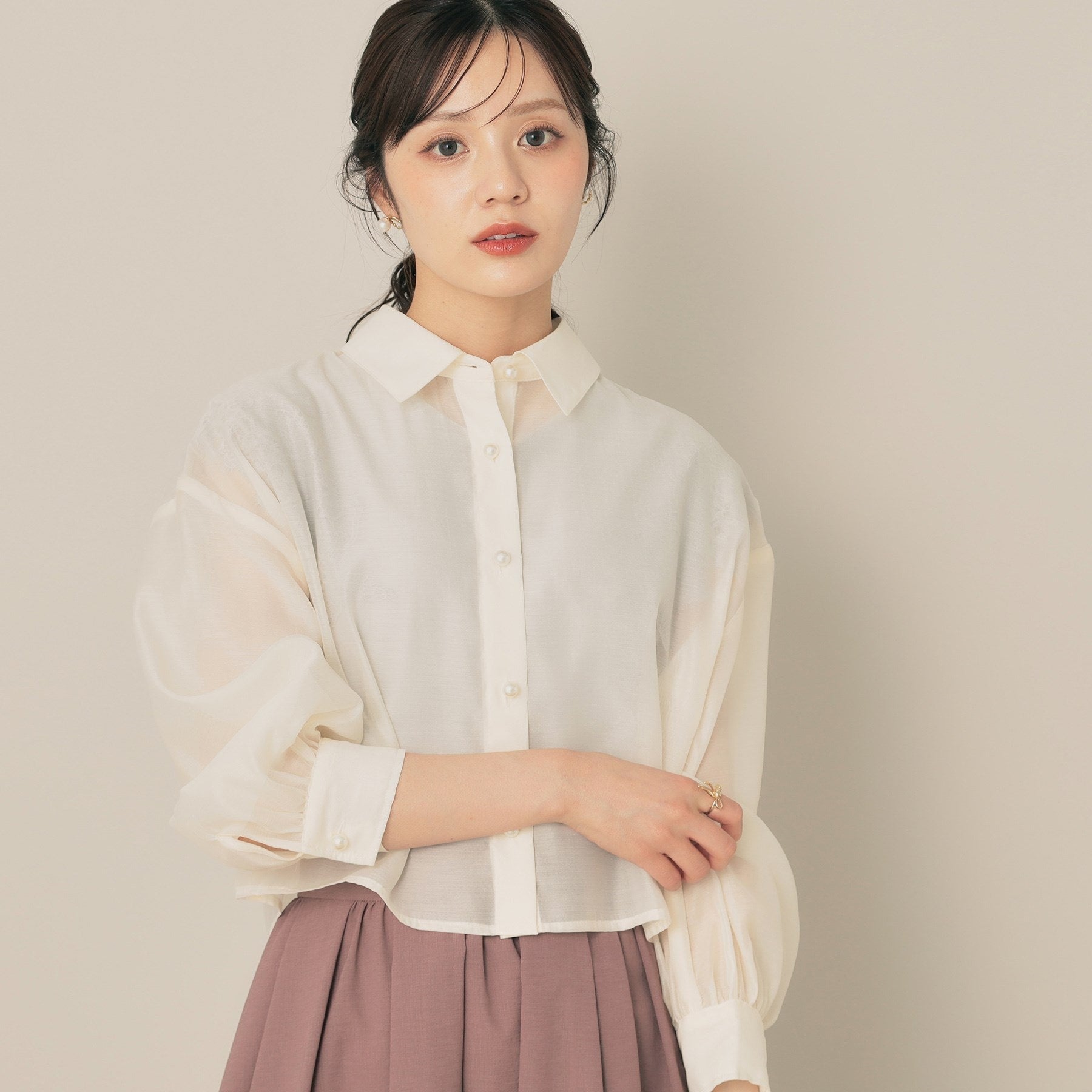 クチュール ブローチ Couture Brooch パール調ボタンシアーシャツ （グレー(012)） グレー(012)