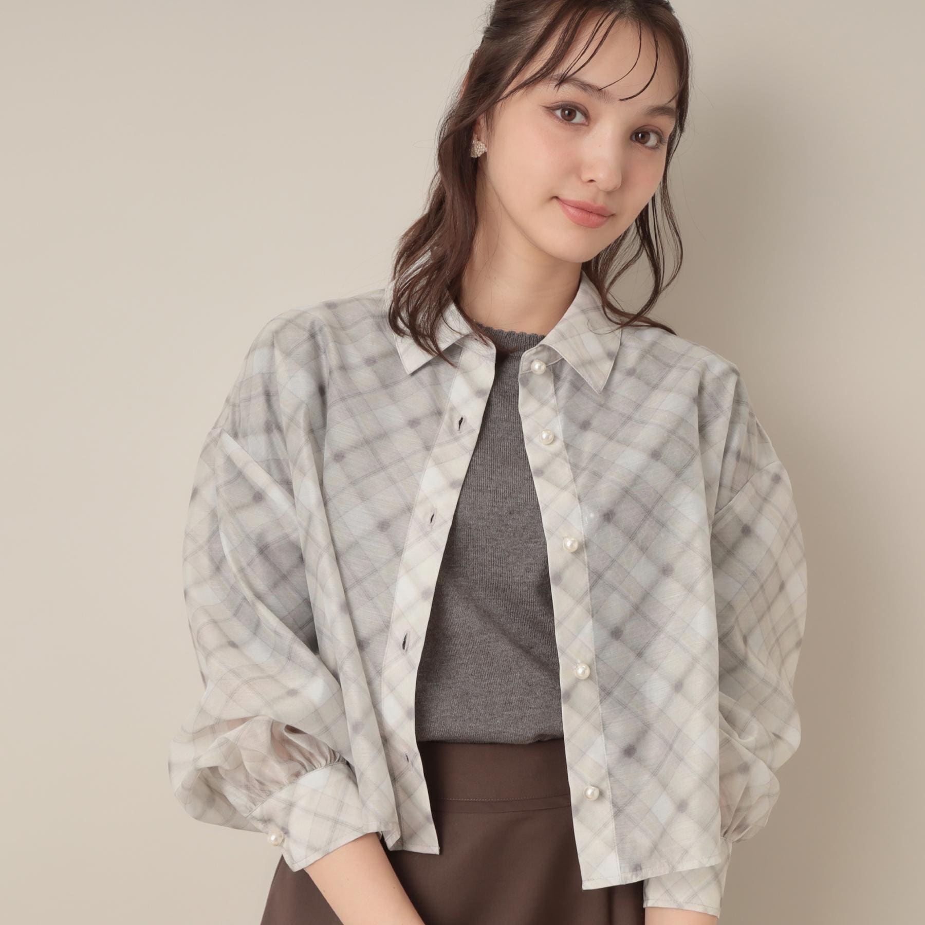 クチュール ブローチ Couture Brooch パール調ボタンシアーシャツ （ライトベージュ(251)） ライトベージュ(251)