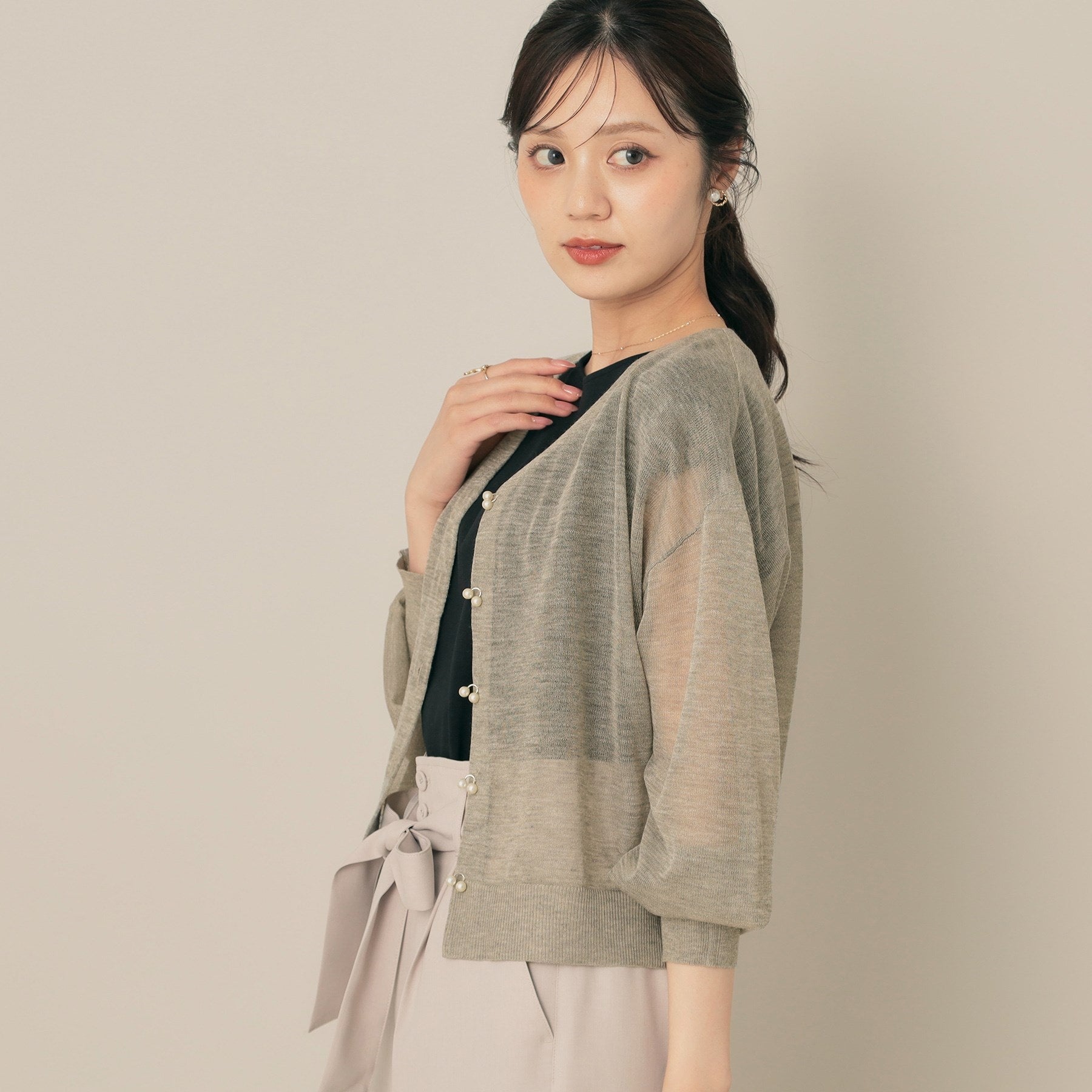 クチュール ブローチ Couture Brooch ダブルパール調 LEVITAカーディ （チャコールグレー(013)） チャコールグレー(013)