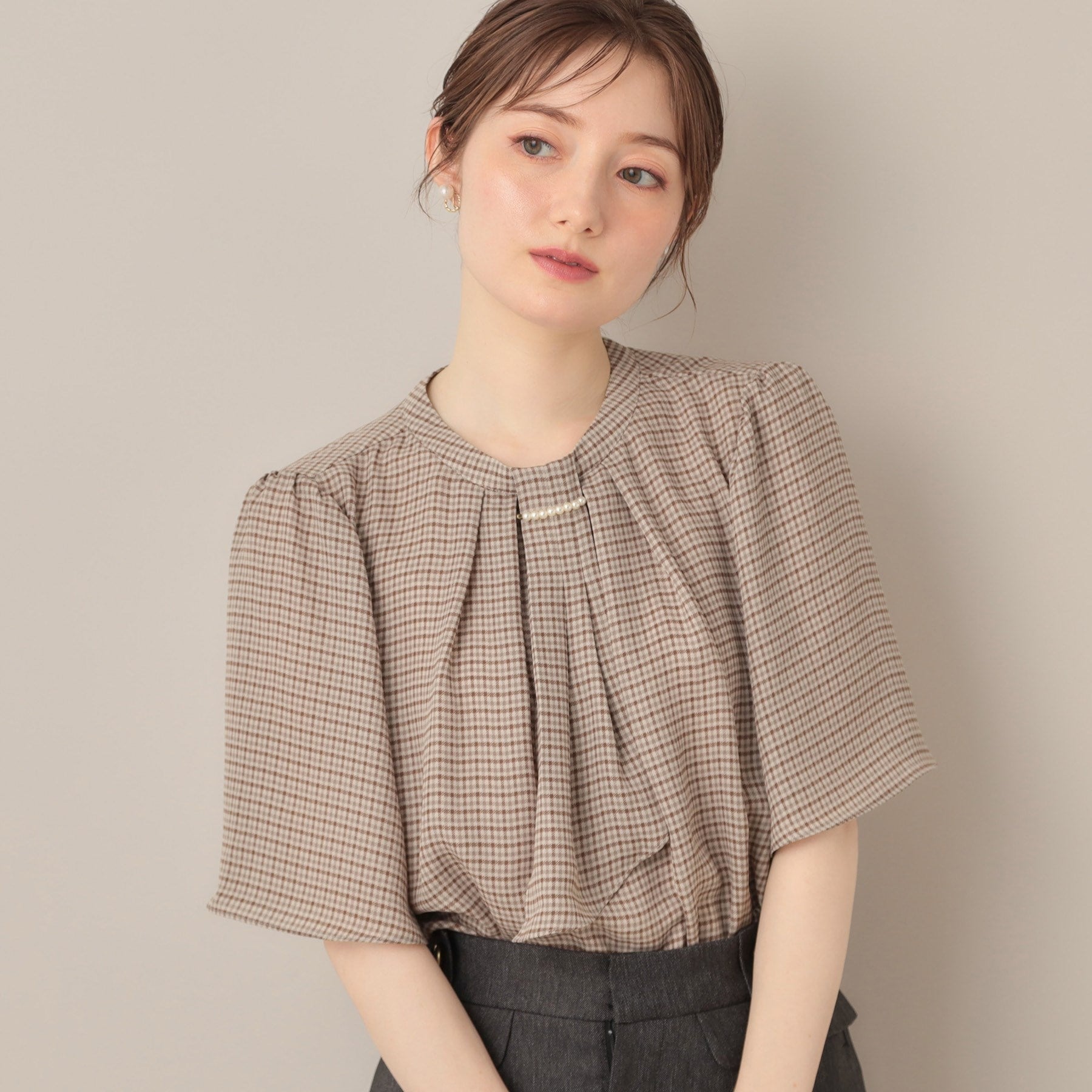クチュール ブローチ Couture Brooch パール調タイチェックプリントブラウス （ベージュ(152)） ベージュ(152)