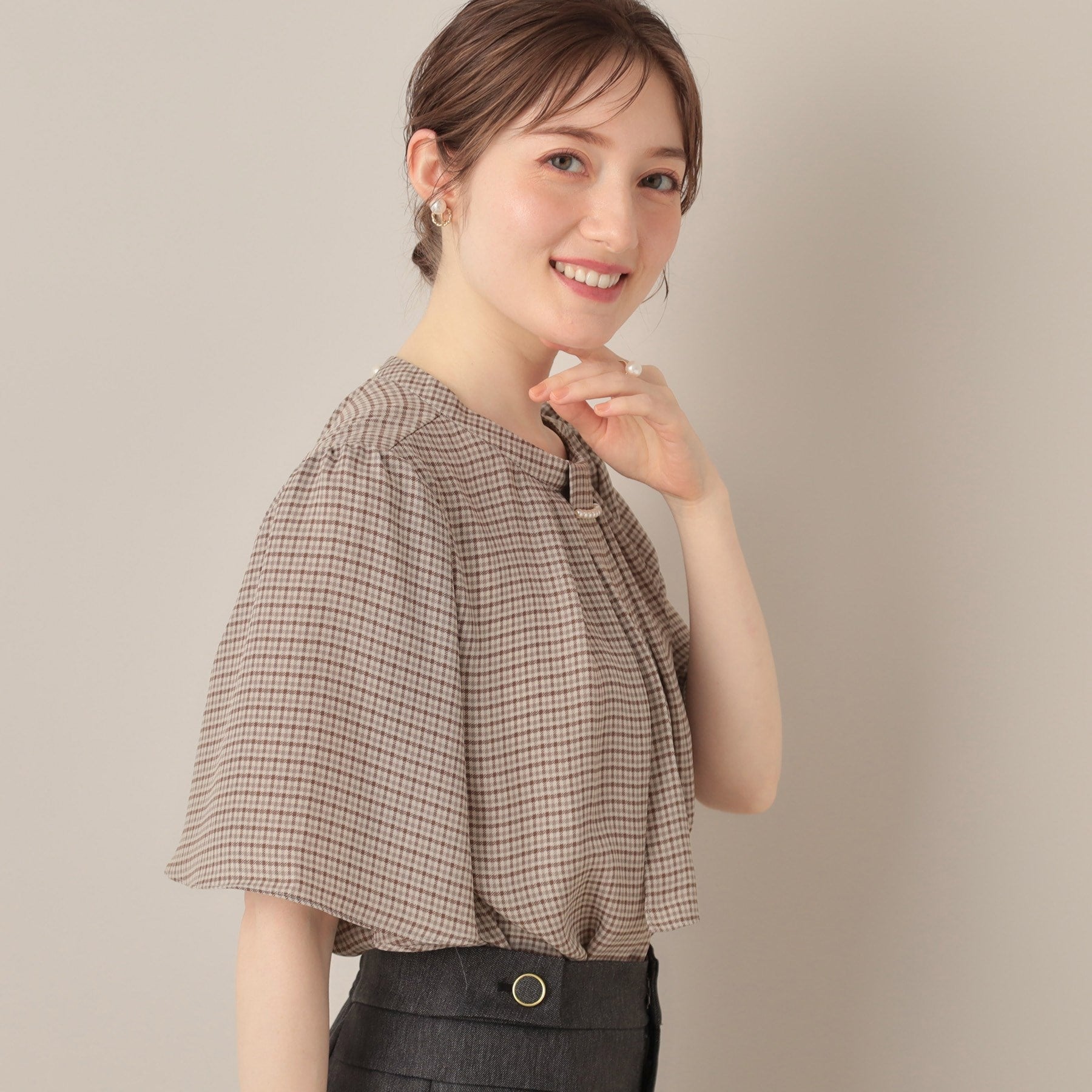 クチュール ブローチ Couture Brooch パール調タイチェックプリントブラウス （ベージュ(152)） ベージュ(152)