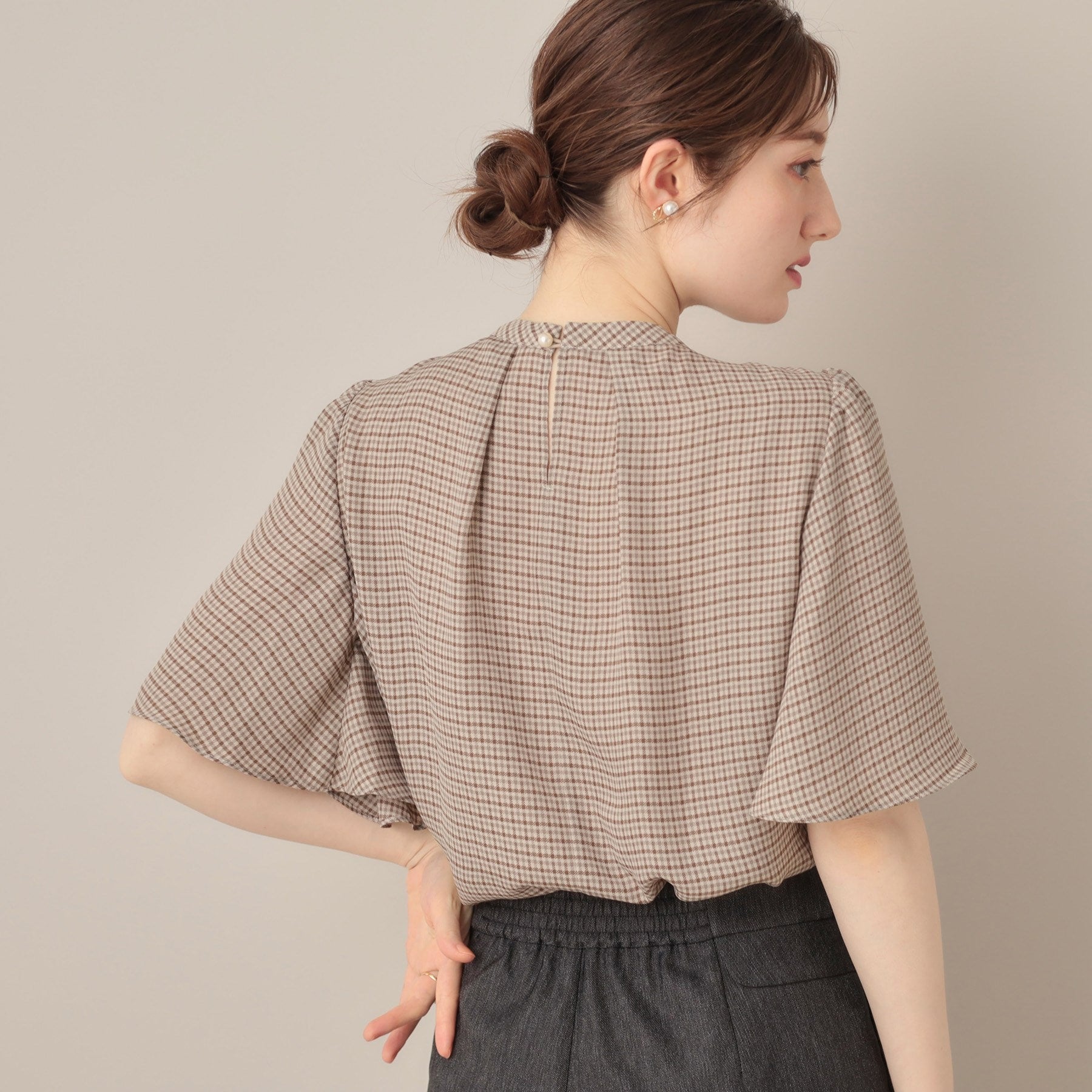 クチュール ブローチ Couture Brooch パール調タイチェックプリントブラウス （ベージュ(152)） ベージュ(152)