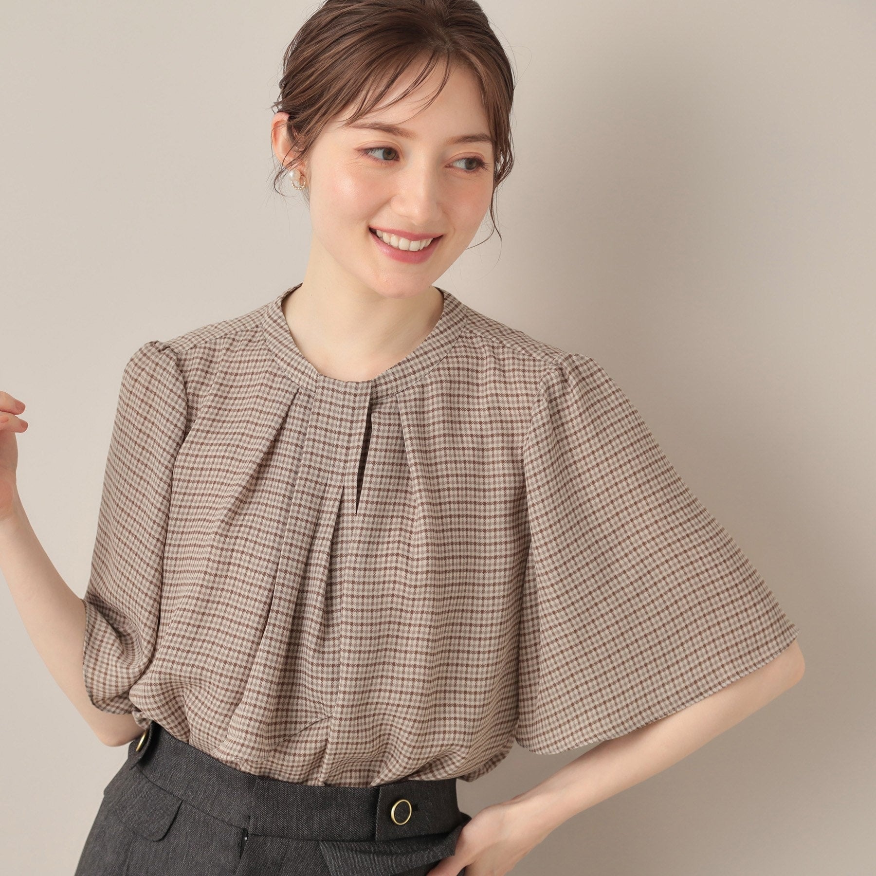 クチュール ブローチ Couture Brooch パール調タイチェックプリントブラウス （ベージュ(152)） ベージュ(152)