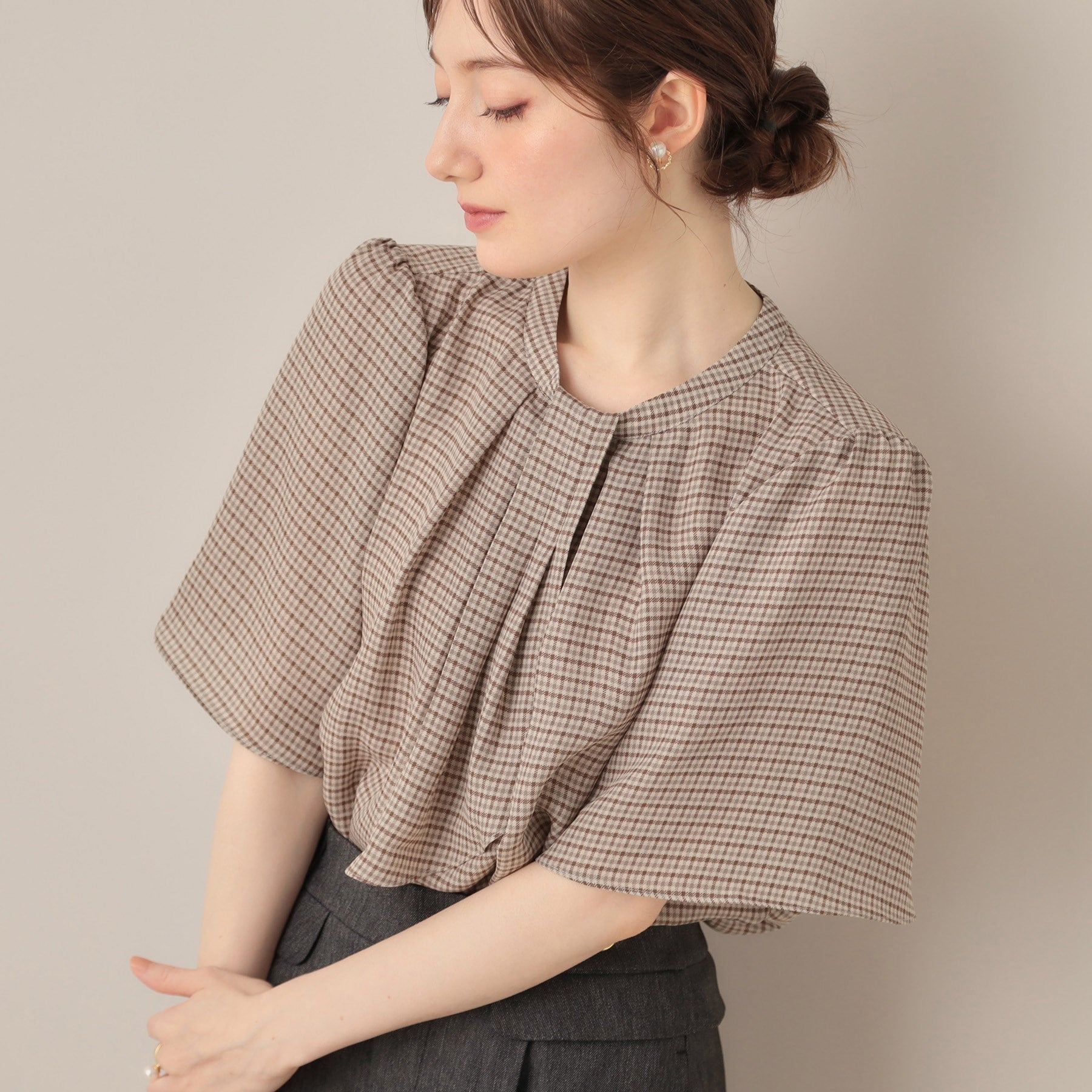 クチュール ブローチ Couture Brooch パール調タイチェックプリントブラウス （ベージュ(152)） ベージュ(152)