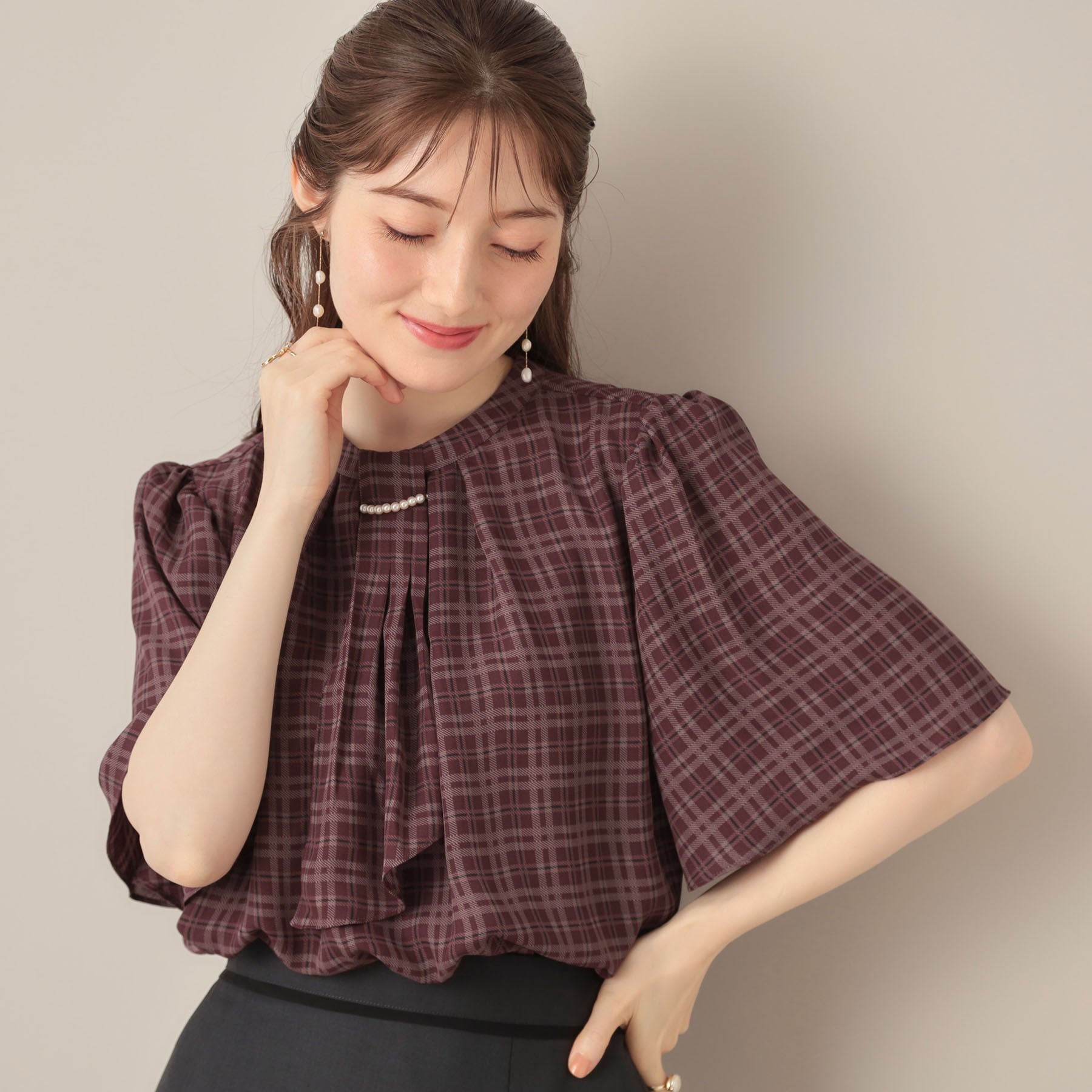 クチュール ブローチ Couture Brooch パール調タイチェックプリントブラウス （ベージュ(152)） ベージュ(152)