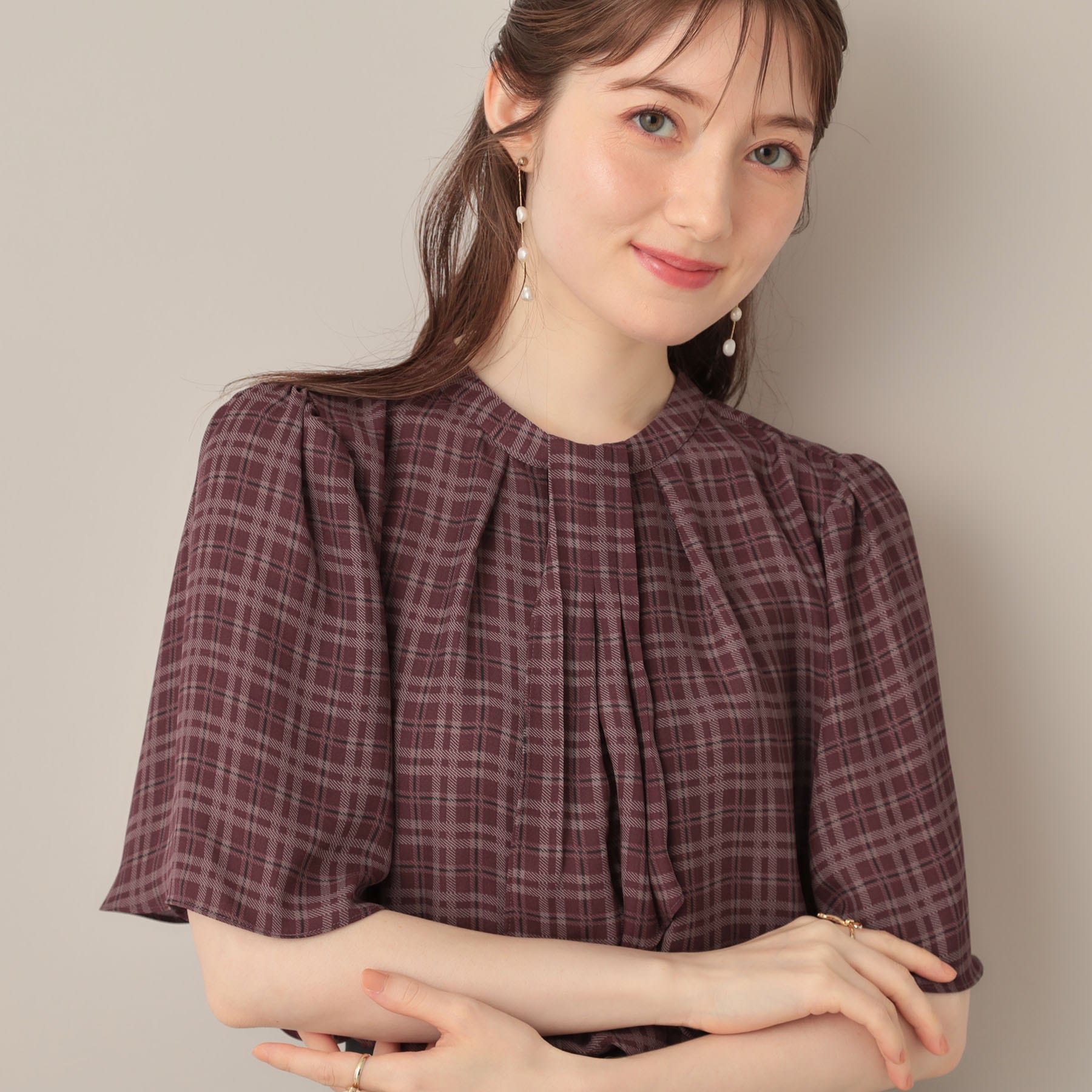 クチュール ブローチ Couture Brooch パール調タイチェックプリントブラウス （ベージュ(152)） ベージュ(152)