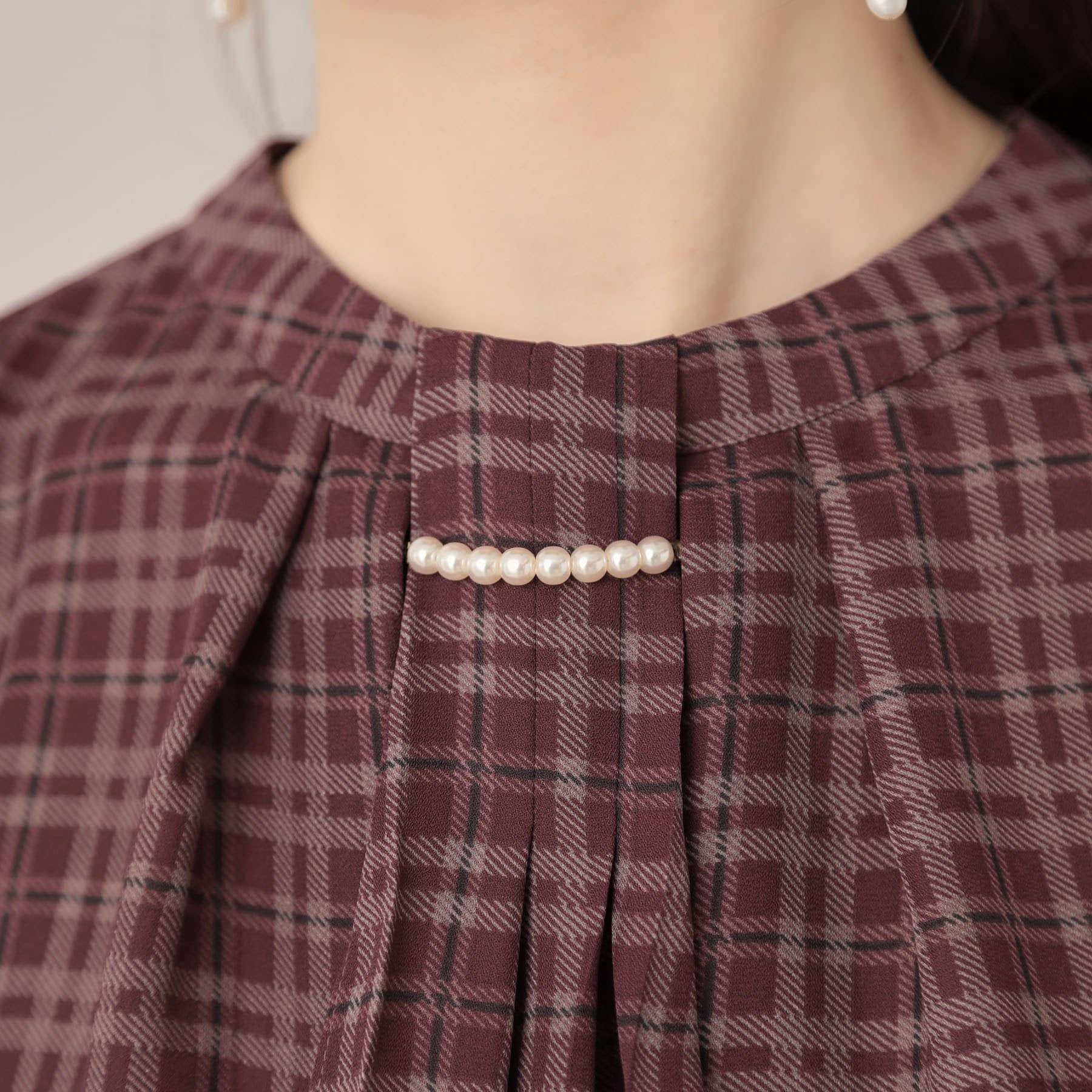 クチュール ブローチ Couture Brooch パール調タイチェックプリントブラウス （ベージュ(152)） ベージュ(152)