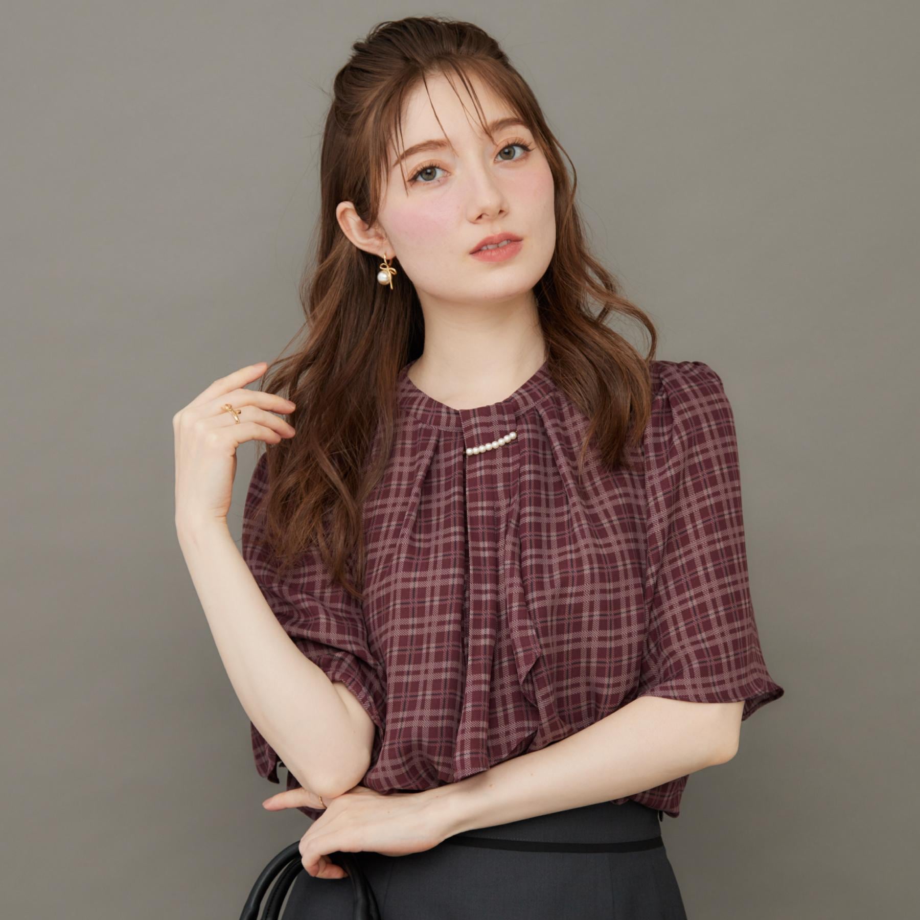 クチュール ブローチ Couture Brooch パール調タイチェックプリントブラウス （ボルドー(164)） ボルドー(164)