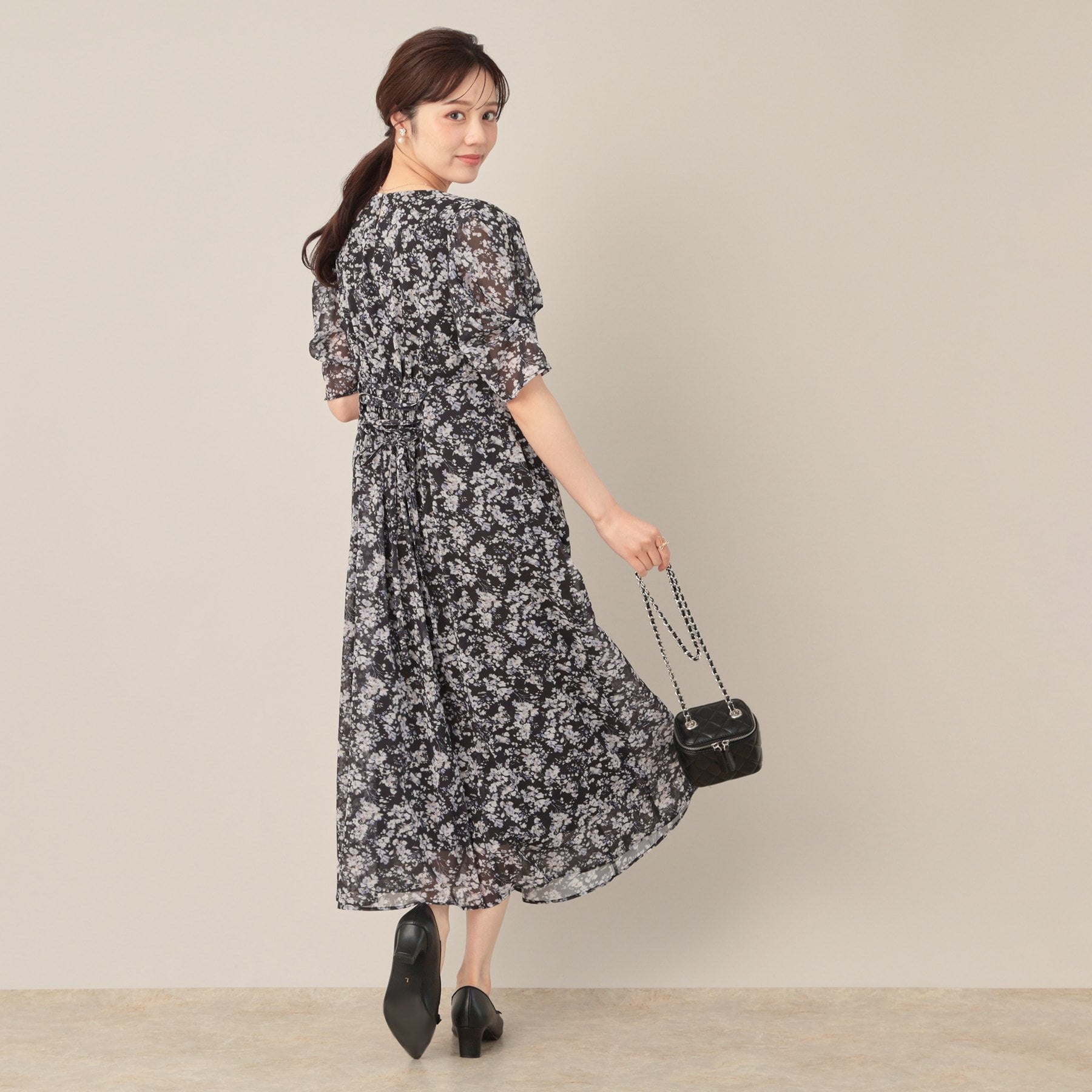 クチュール ブローチ Couture Brooch Vネックフラワーワンピース （ブラック(119)） ブラック(119)