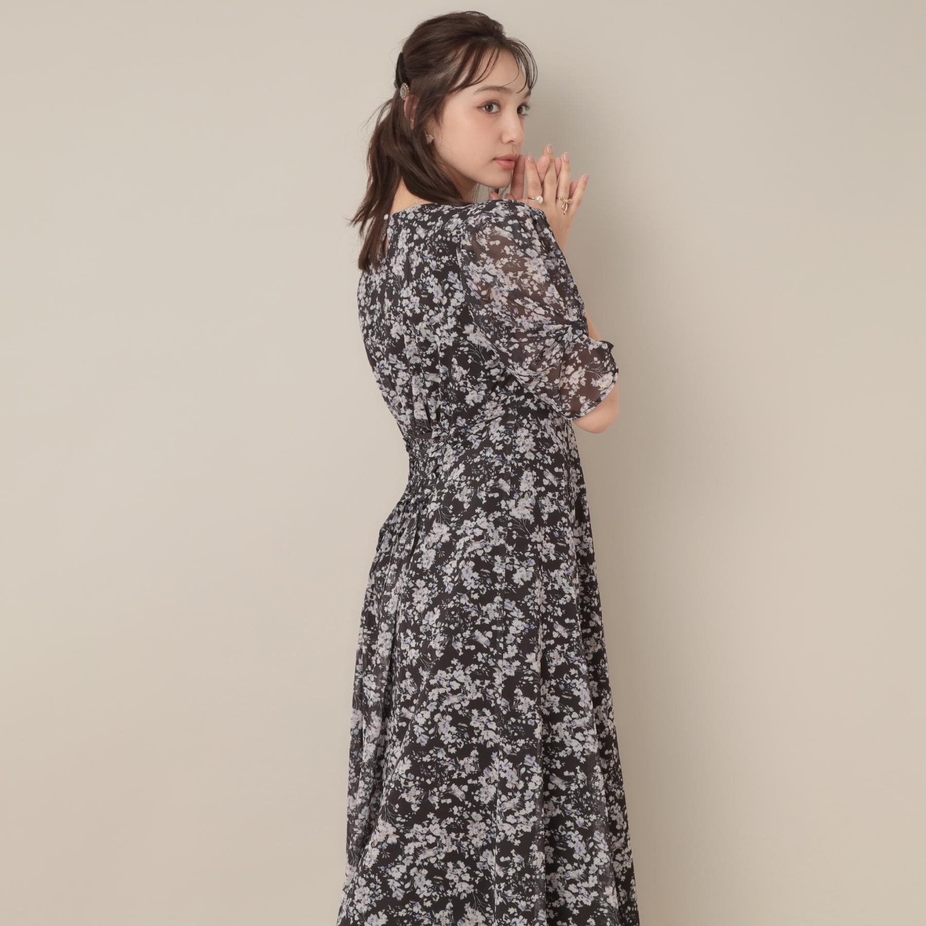 クチュール ブローチ Couture Brooch Vネックフラワーワンピース （ブラック(119)） ブラック(119)