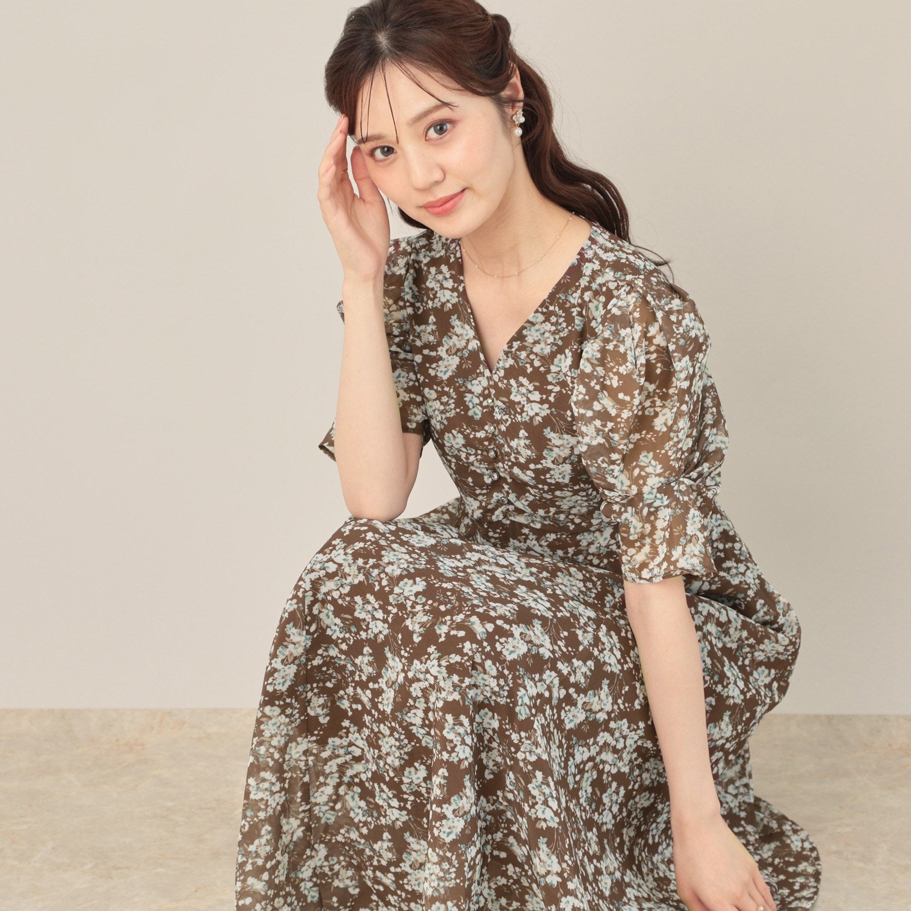 クチュール ブローチ Couture Brooch Vネックフラワーワンピース （ブラウン(143)） ブラウン(143)