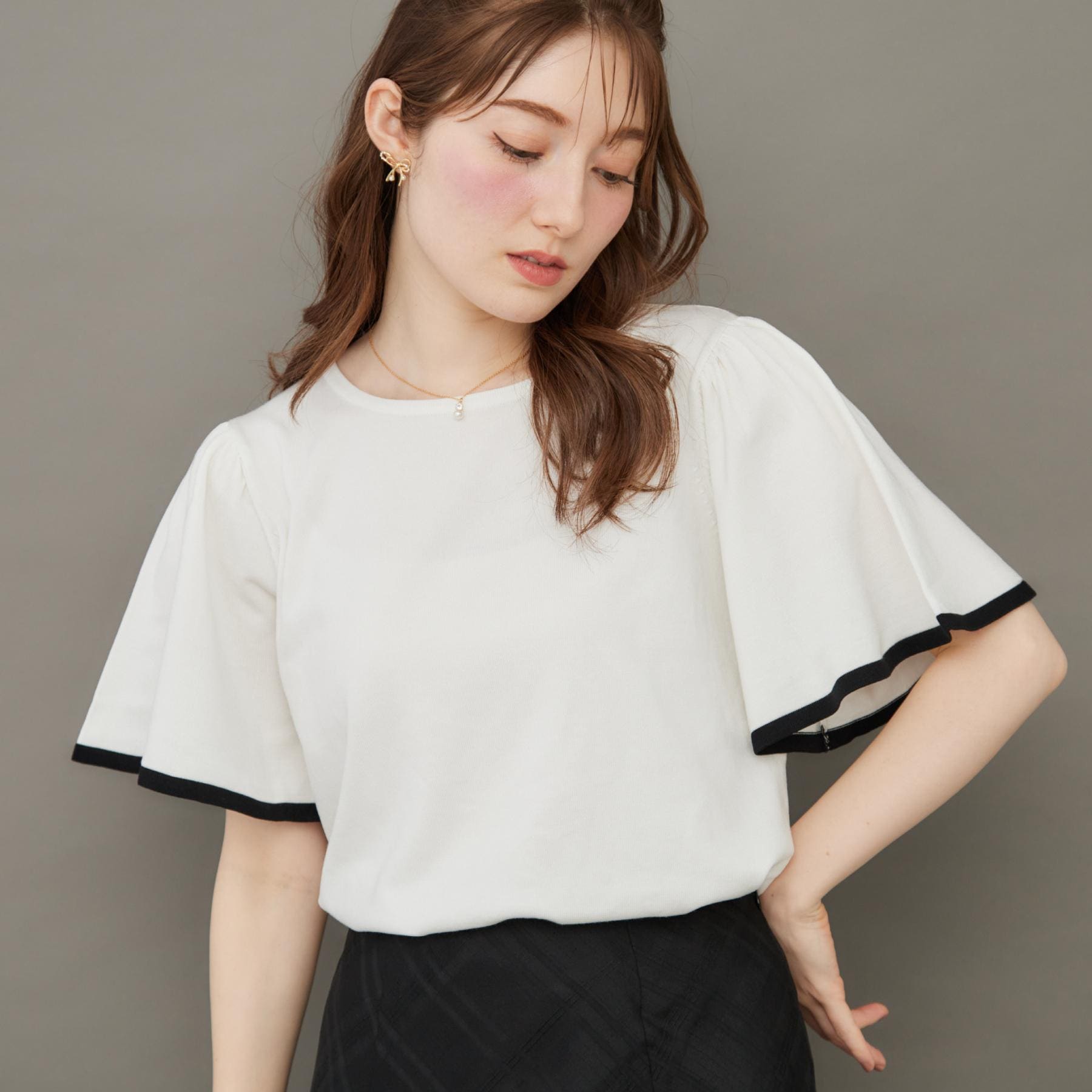 クチュール ブローチ Couture Brooch 【フェミニン・5分袖・通勤】配色フレアスリーブニット （オフホワイト(503)） オフホワイト(503)