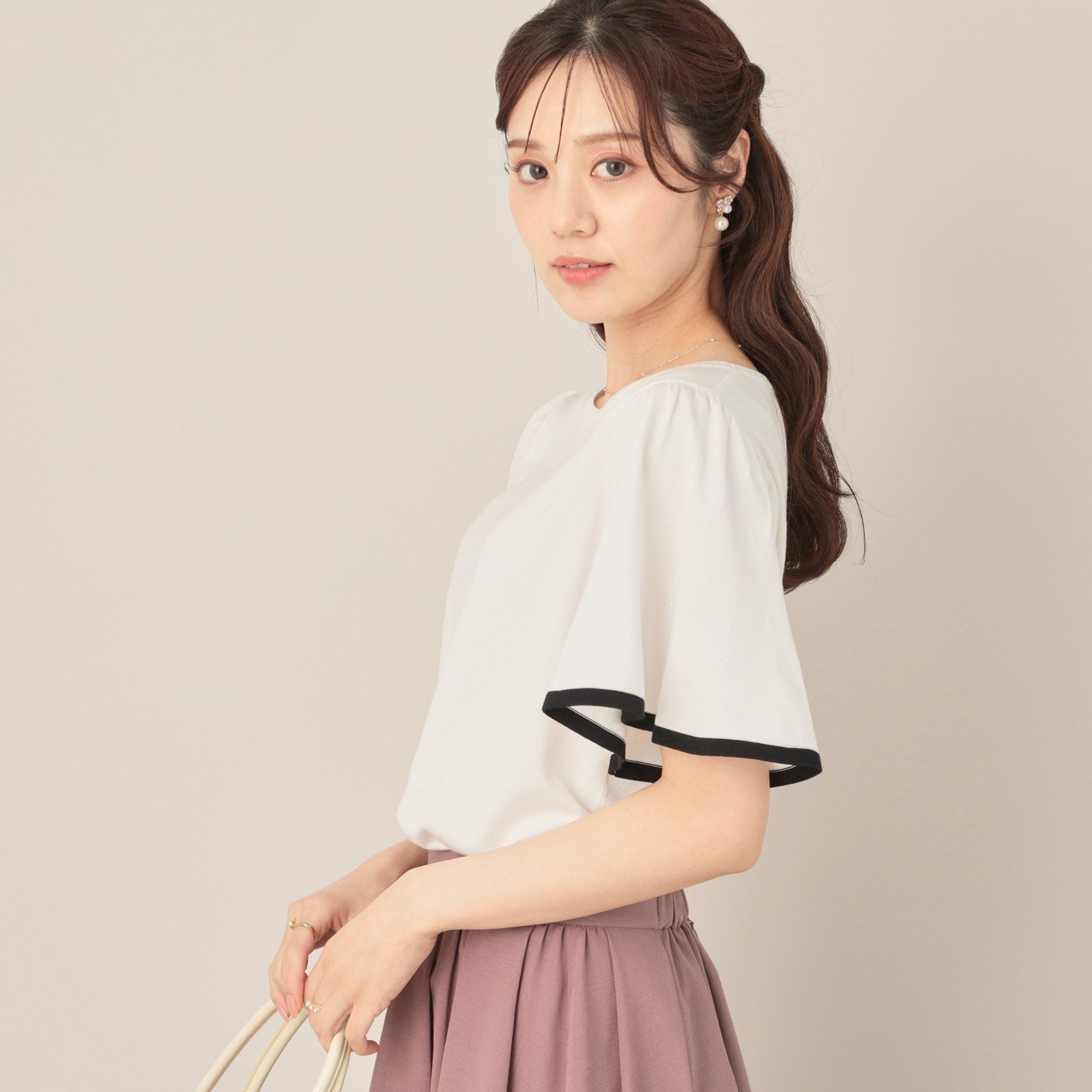 クチュール ブローチ Couture Brooch 【フェミニン・5分袖・通勤】配色フレアスリーブニット （オフホワイト(503)） オフホワイト(503)