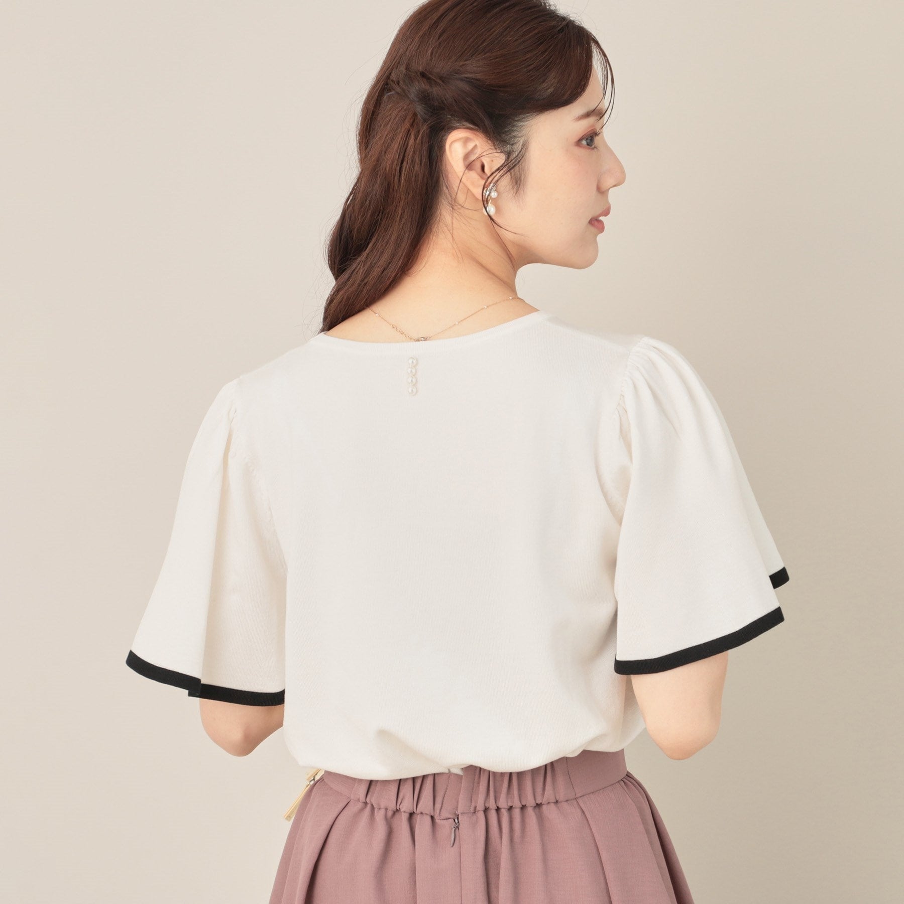 クチュール ブローチ Couture Brooch 【フェミニン・5分袖・通勤】配色フレアスリーブニット （オフホワイト(503)） オフホワイト(503)