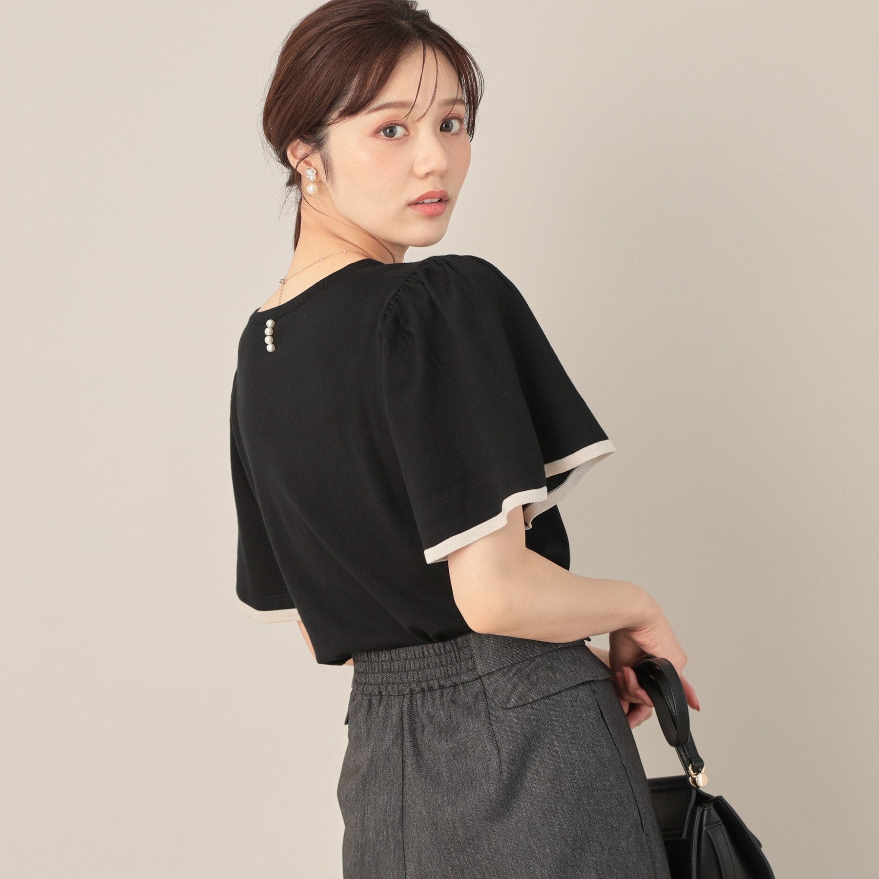 クチュール ブローチ Couture Brooch 【フェミニン・5分袖・通勤】配色フレアスリーブニット （オフホワイト(503)） オフホワイト(503)