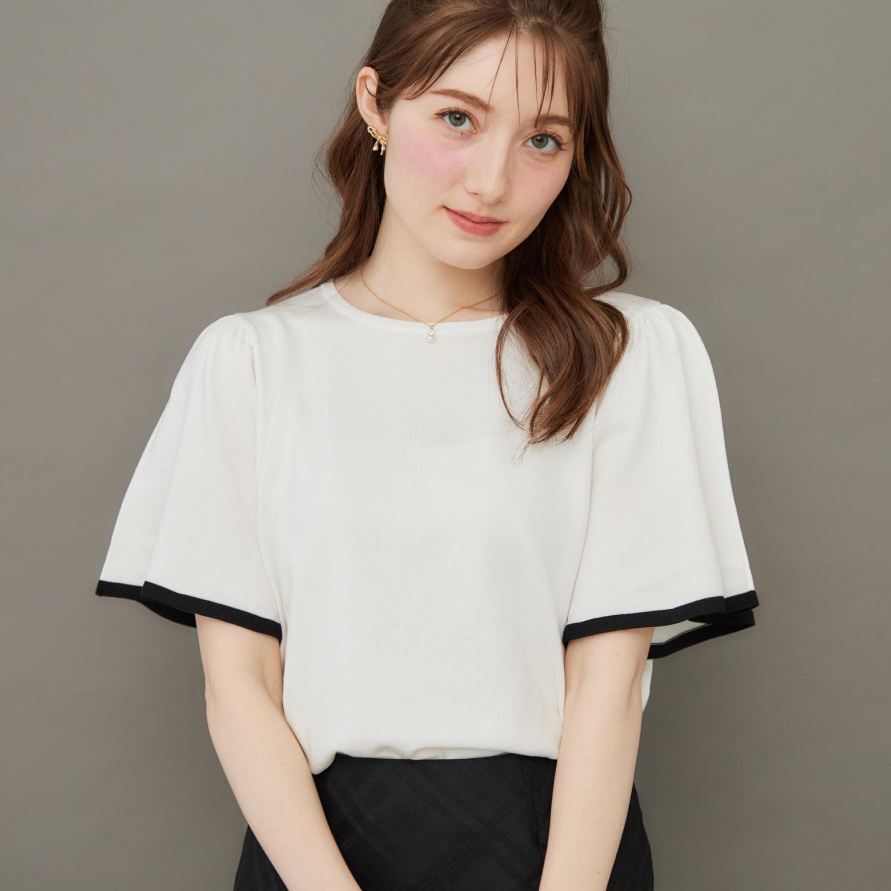 クチュール ブローチ Couture Brooch 【フェミニン・5分袖・通勤】配色フレアスリーブニット （オフホワイト(503)） オフホワイト(503)