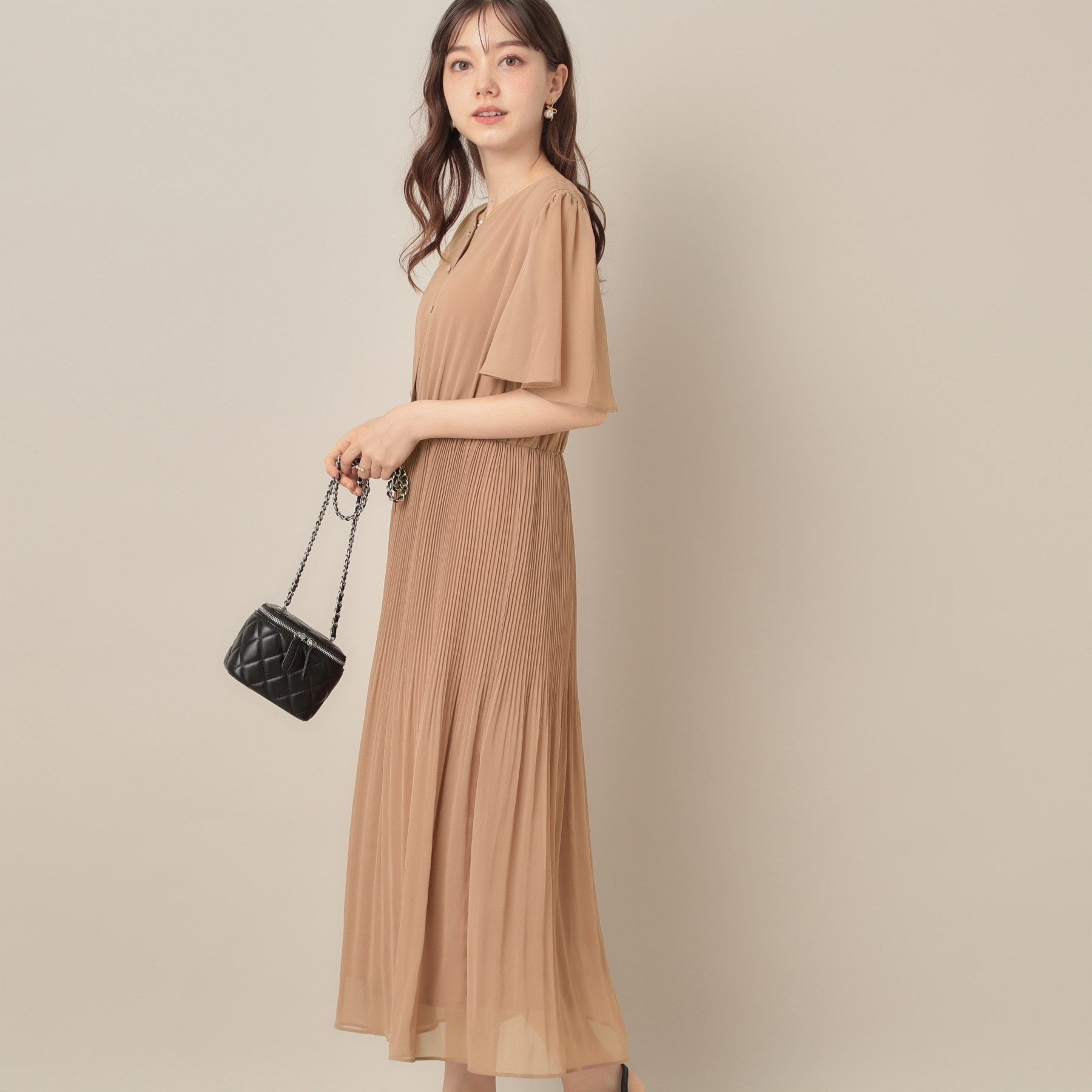 クチュール ブローチ Couture Brooch 【二の腕カバー・楽ちん・通勤】シフォンプリーツワンピース （ピンクベージュ(053)） ピンクベージュ(053)