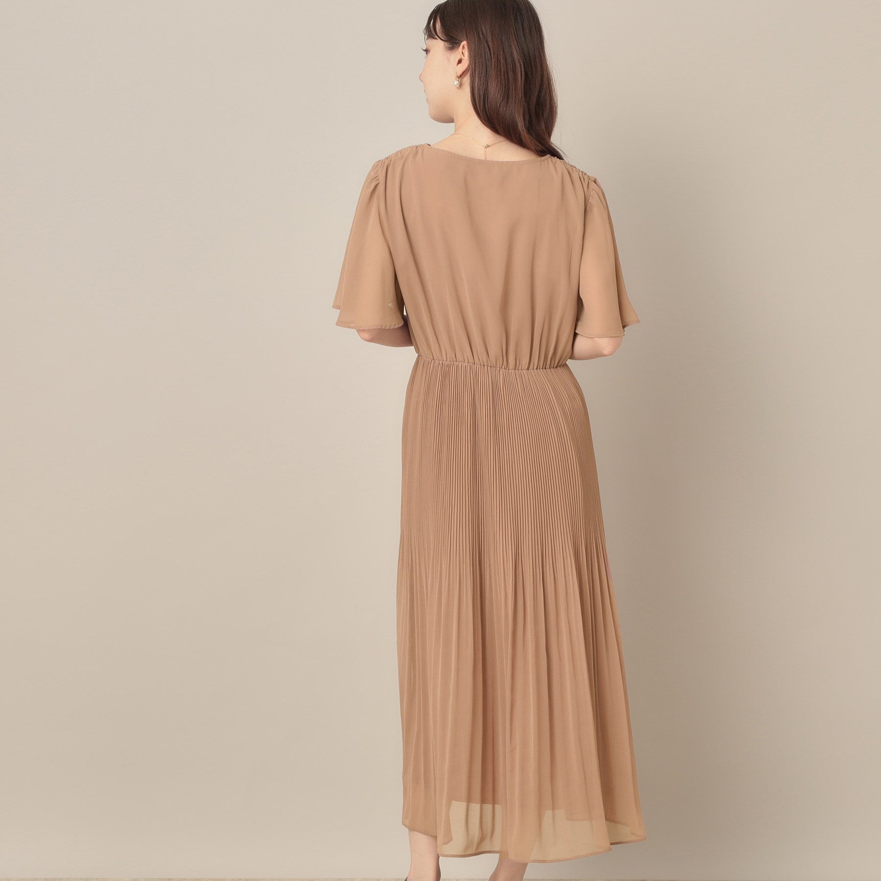 クチュール ブローチ Couture Brooch 【二の腕カバー・楽ちん・通勤】シフォンプリーツワンピース （ピンクベージュ(053)） ピンクベージュ(053)