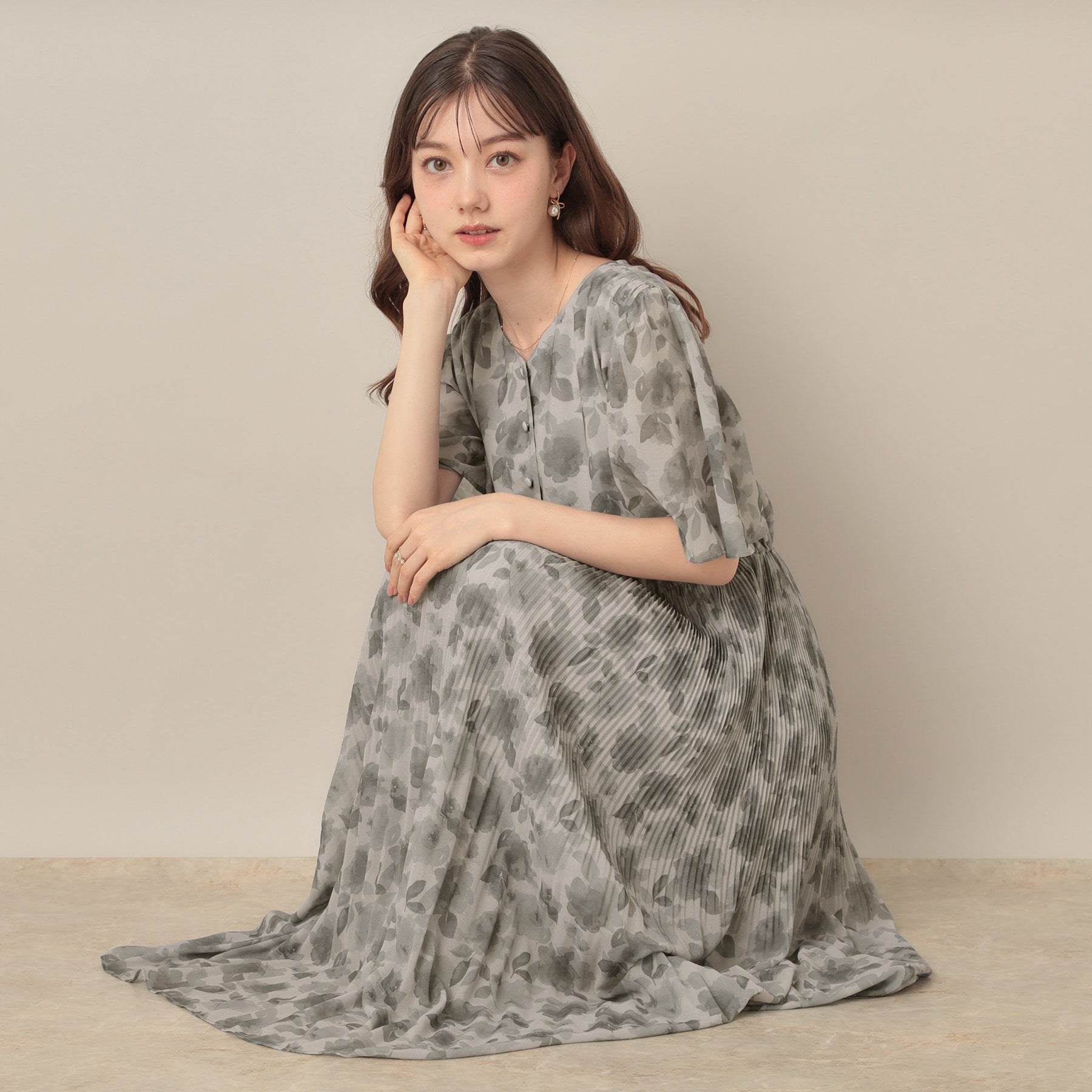 クチュール ブローチ Couture Brooch 【二の腕カバー・楽ちん・通勤】シフォンプリーツワンピース （グレー(112)） グレー(112)