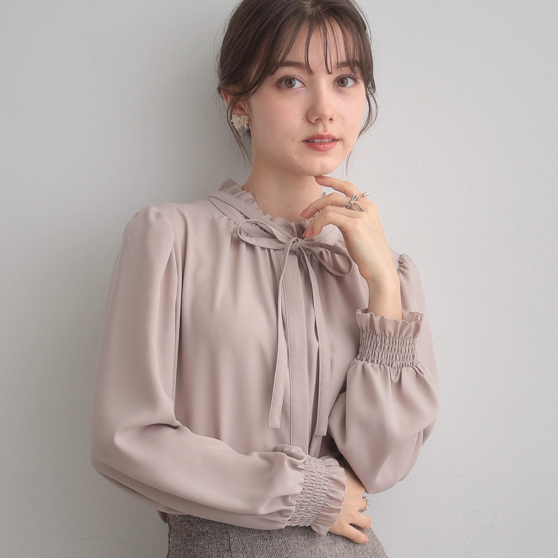 クチュール ブローチ Couture Brooch タイ付きピコフリルブラウス （ピンクベージュ(053)） ピンクベージュ(053)