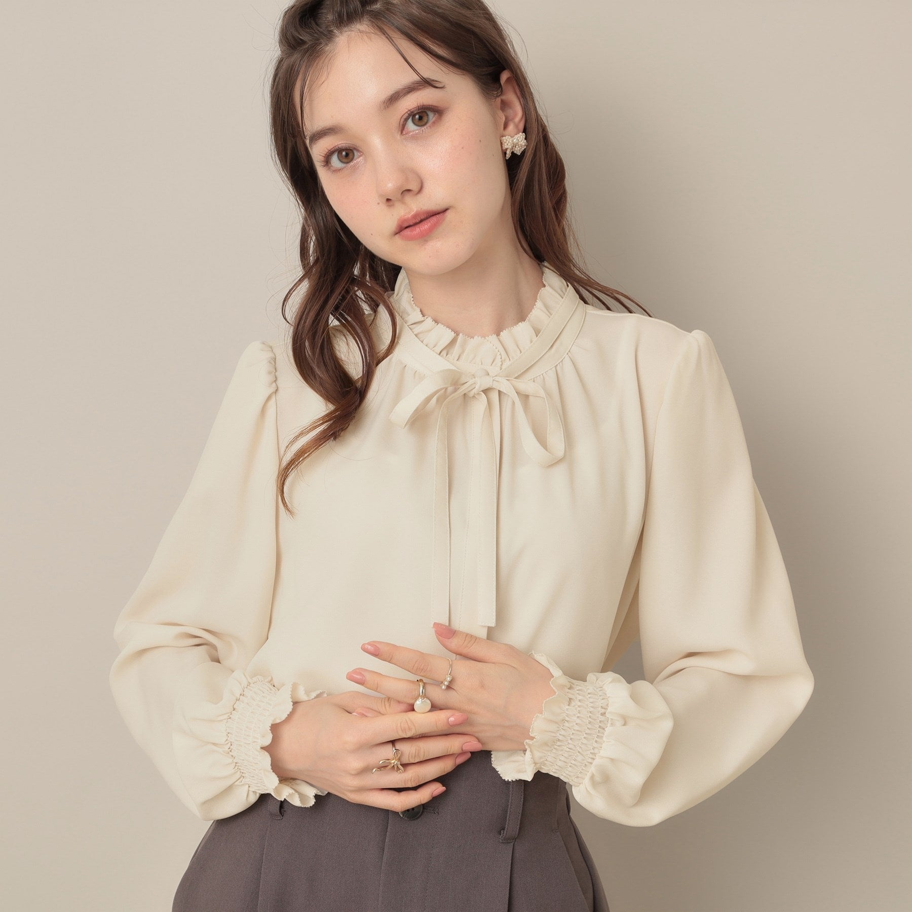 クチュール ブローチ Couture Brooch タイ付きピコフリルブラウス （ピンクベージュ(053)） ピンクベージュ(053)