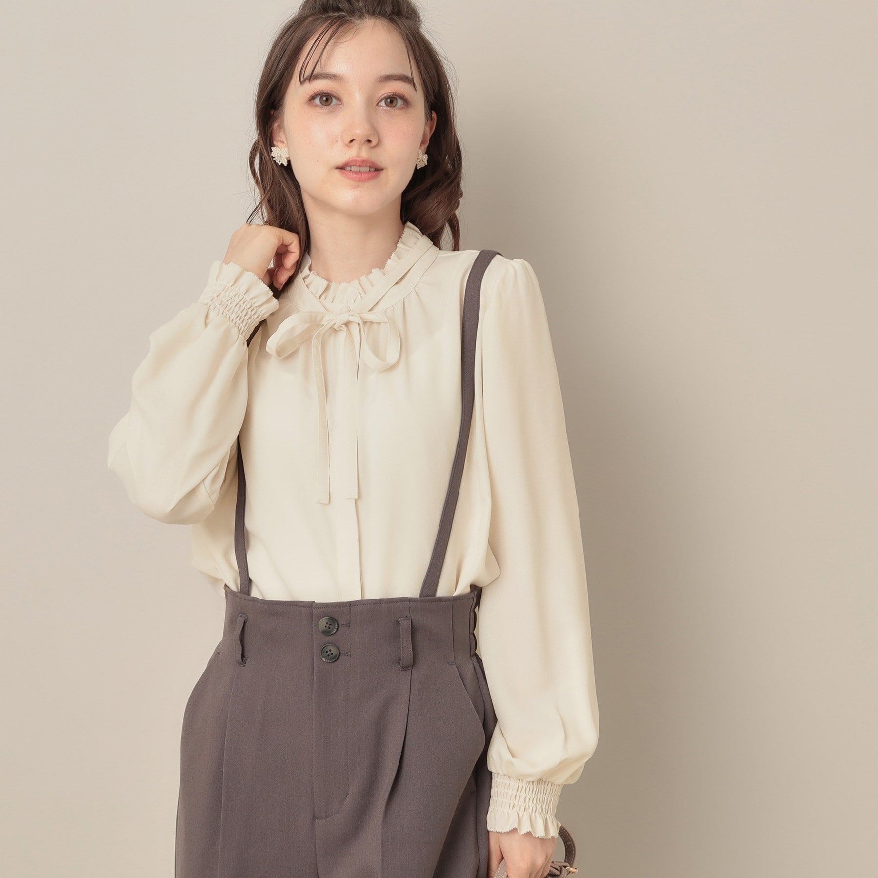 クチュール ブローチ Couture Brooch タイ付きピコフリルブラウス （ピンクベージュ(053)） ピンクベージュ(053)