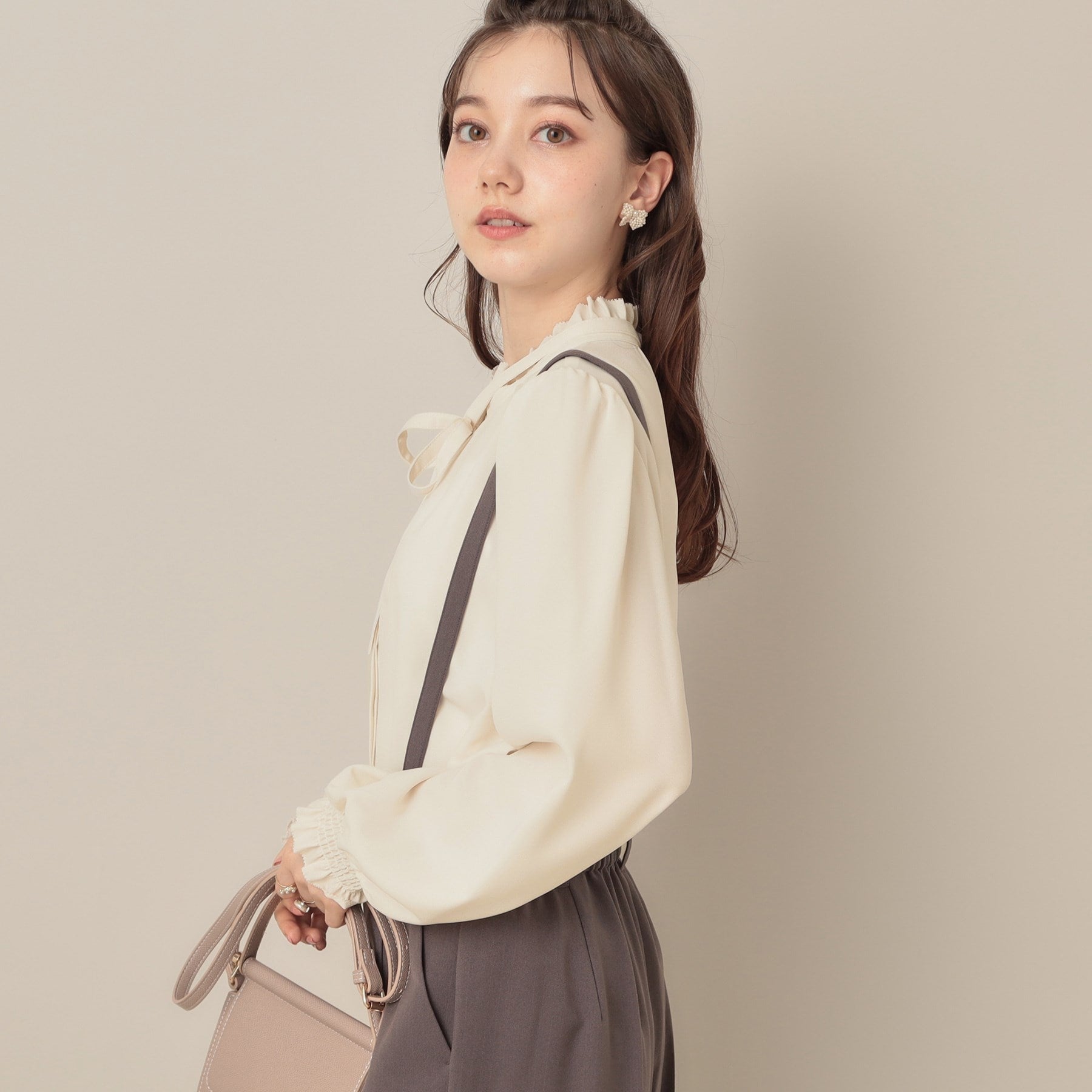 クチュール ブローチ Couture Brooch タイ付きピコフリルブラウス （ピンクベージュ(053)） ピンクベージュ(053)