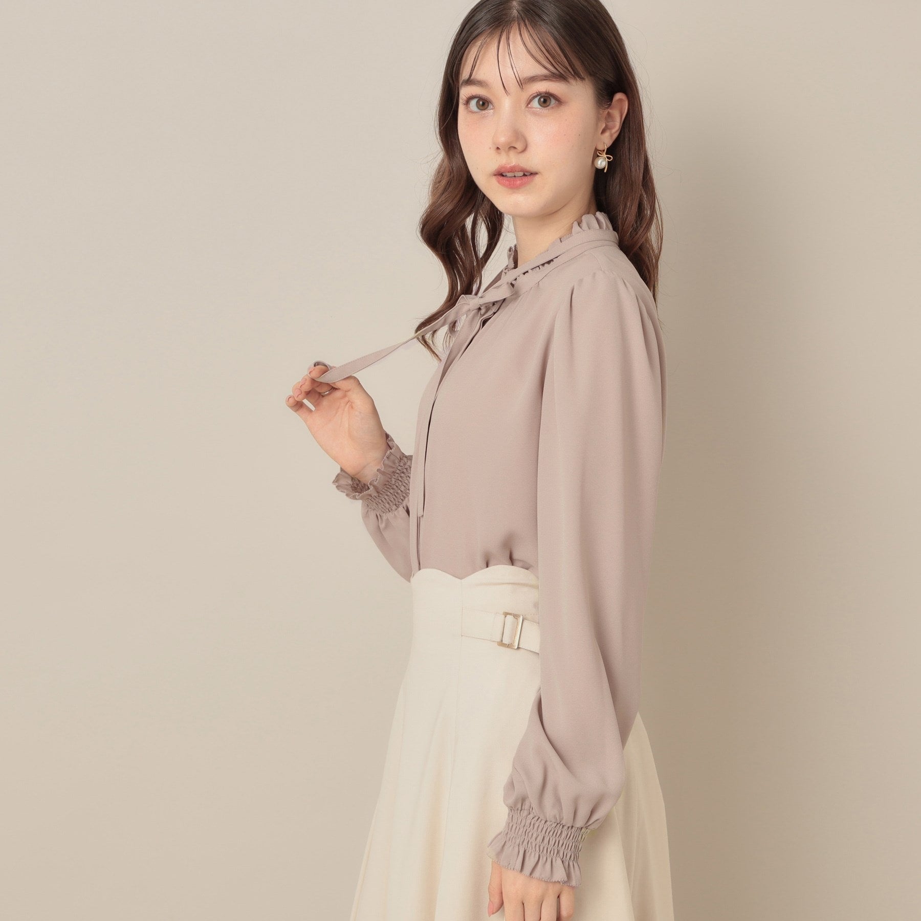 クチュール ブローチ Couture Brooch タイ付きピコフリルブラウス （ピンクベージュ(053)） ピンクベージュ(053)