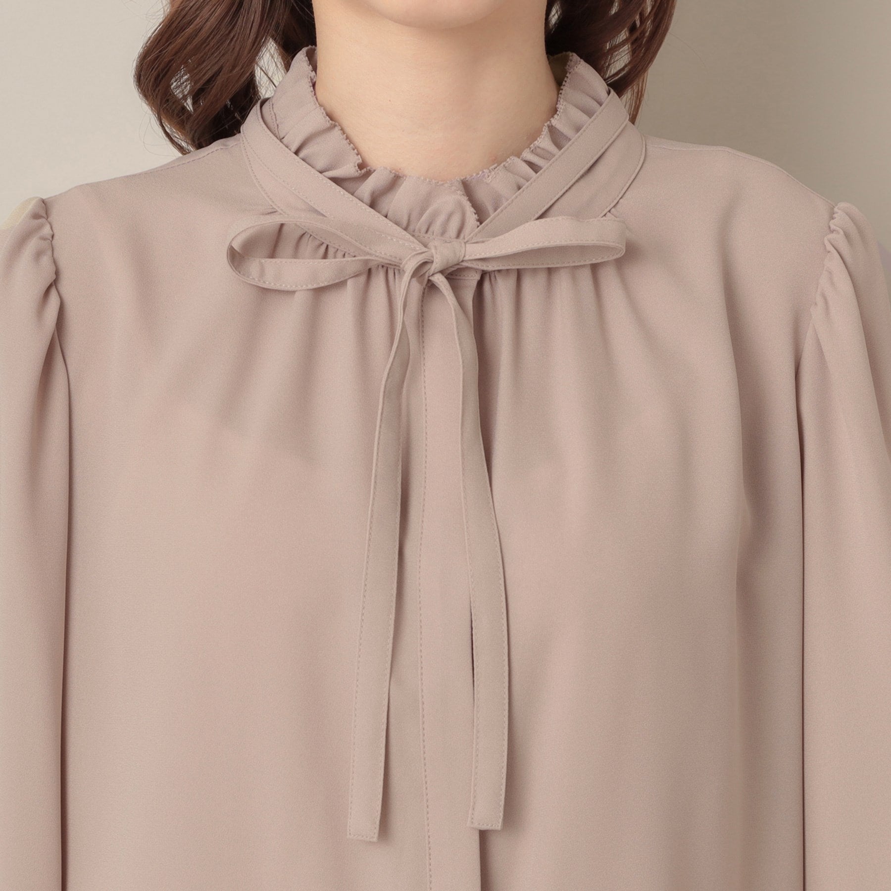 クチュール ブローチ Couture Brooch タイ付きピコフリルブラウス （ピンクベージュ(053)） ピンクベージュ(053)