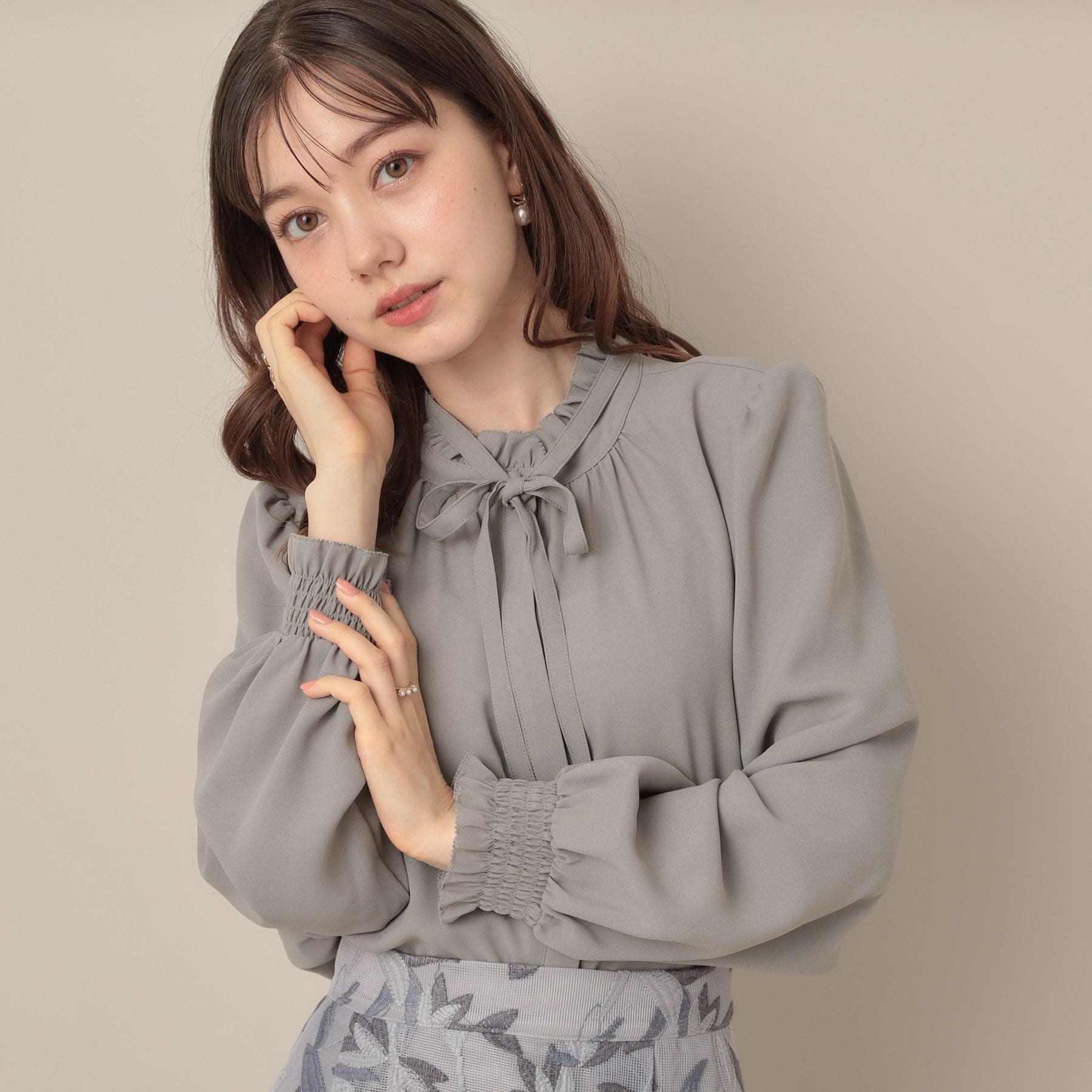 クチュール ブローチ Couture Brooch タイ付きピコフリルブラウス （グレー(012)） グレー(012)