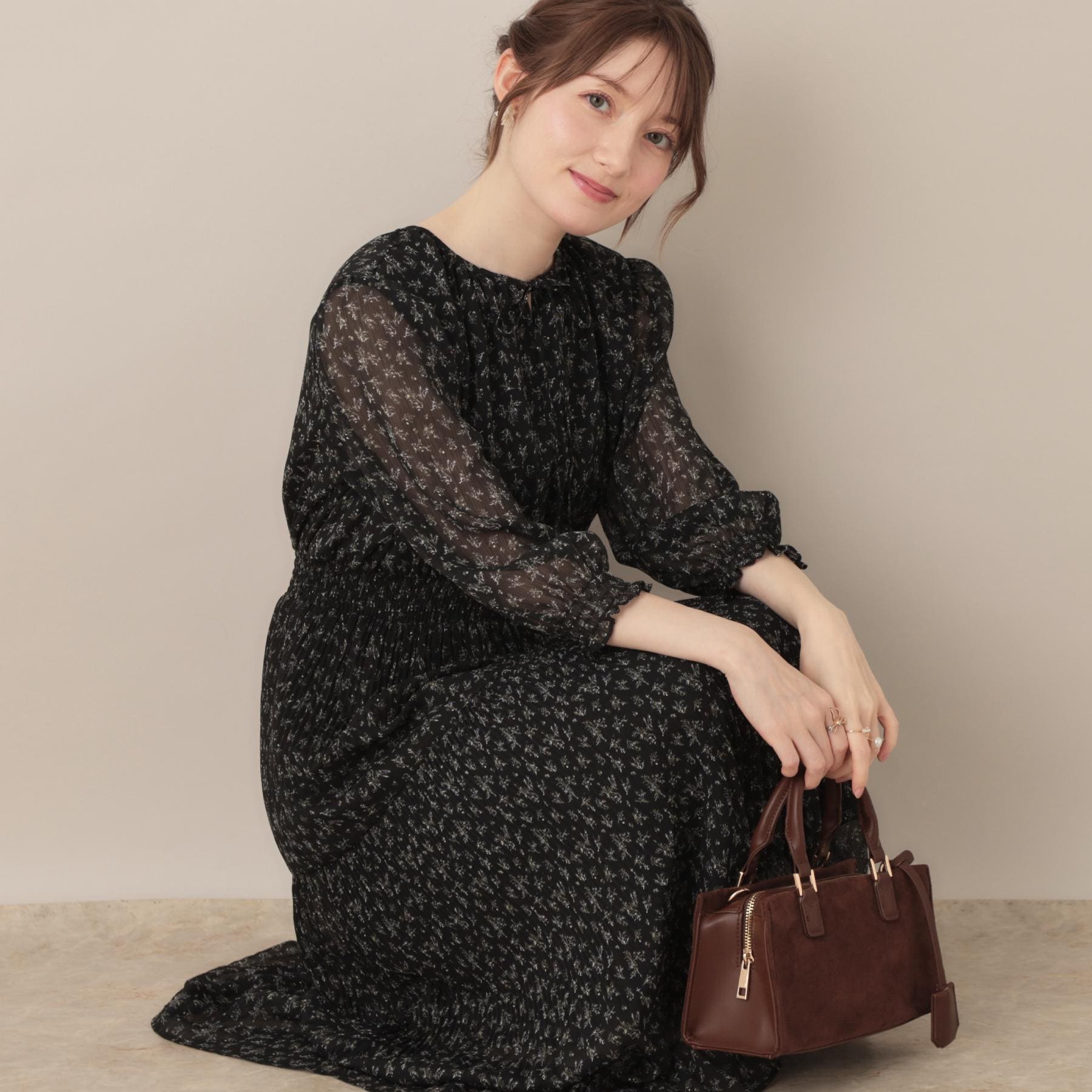 クチュール ブローチ Couture Brooch 【一枚で着映える・花柄・通勤】シフォン楊柳小花ワンピース （ブラック(119)） ブラック(119)