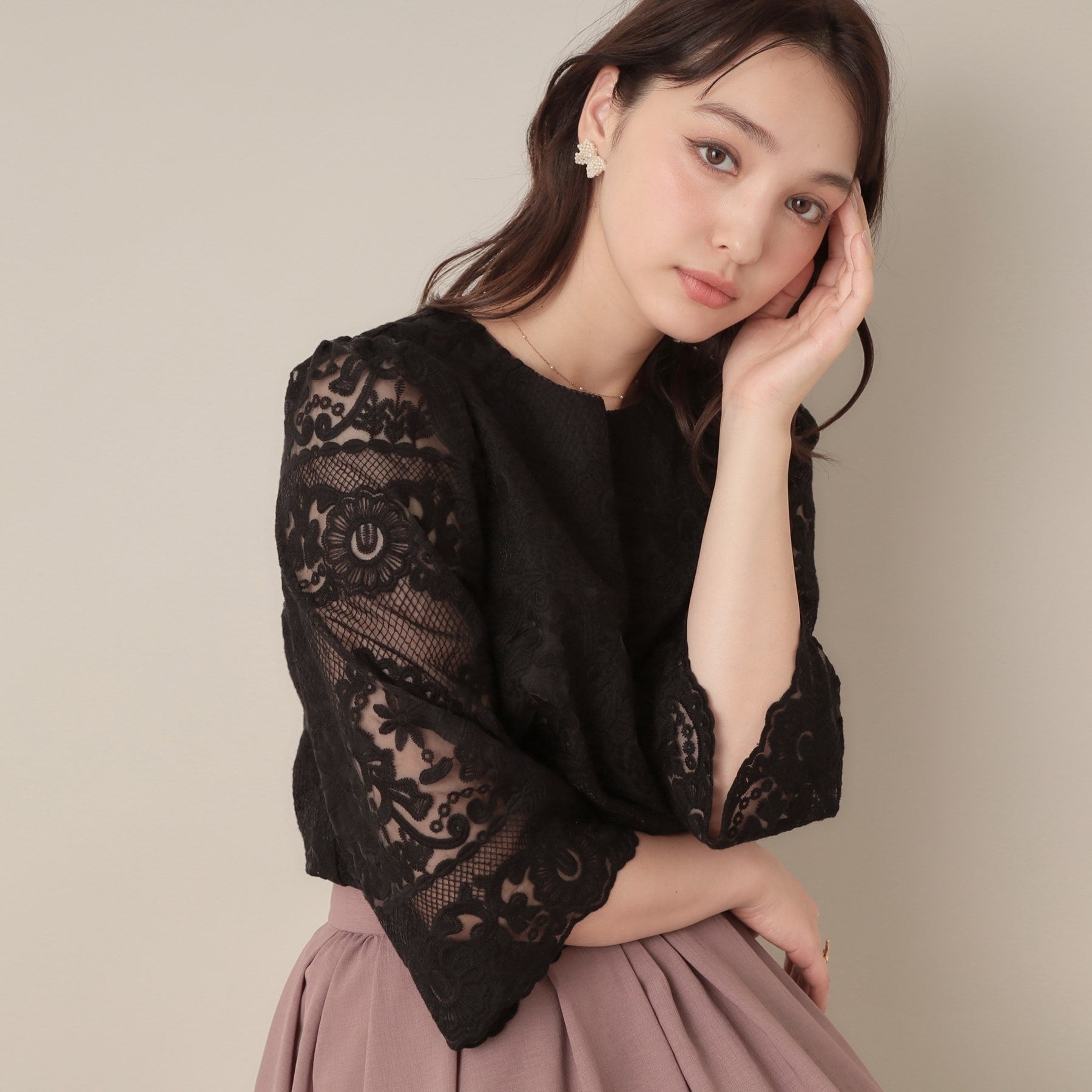 クチュール ブローチ Couture Brooch パネル刺繍フレアー袖ブラウス （ブラック(019)） ブラック(019)