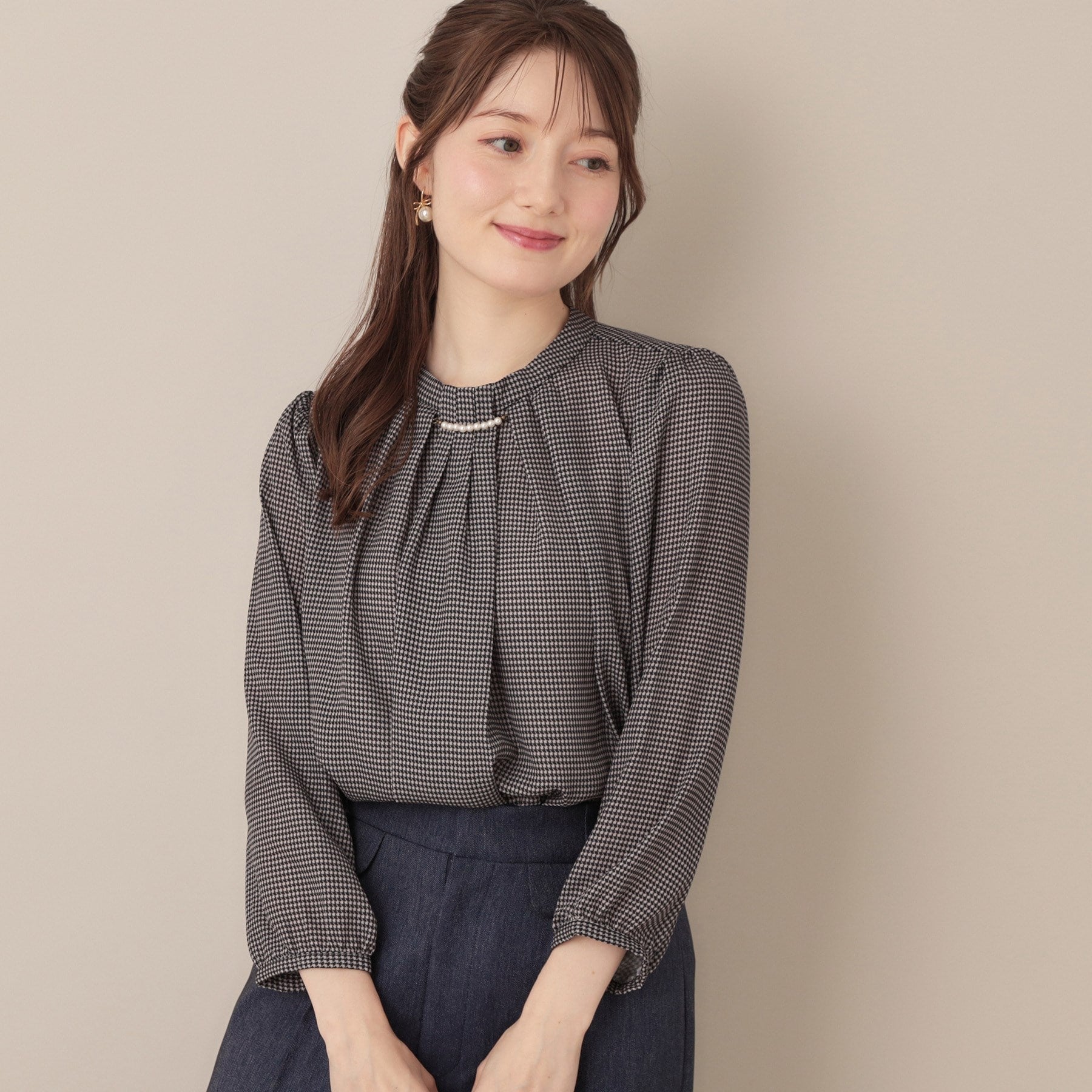 クチュール ブローチ Couture Brooch 【大人可愛い・パール取り外し・通勤】・タックタイチェック柄ブラウス （ブラック(119)） ブラック(119)