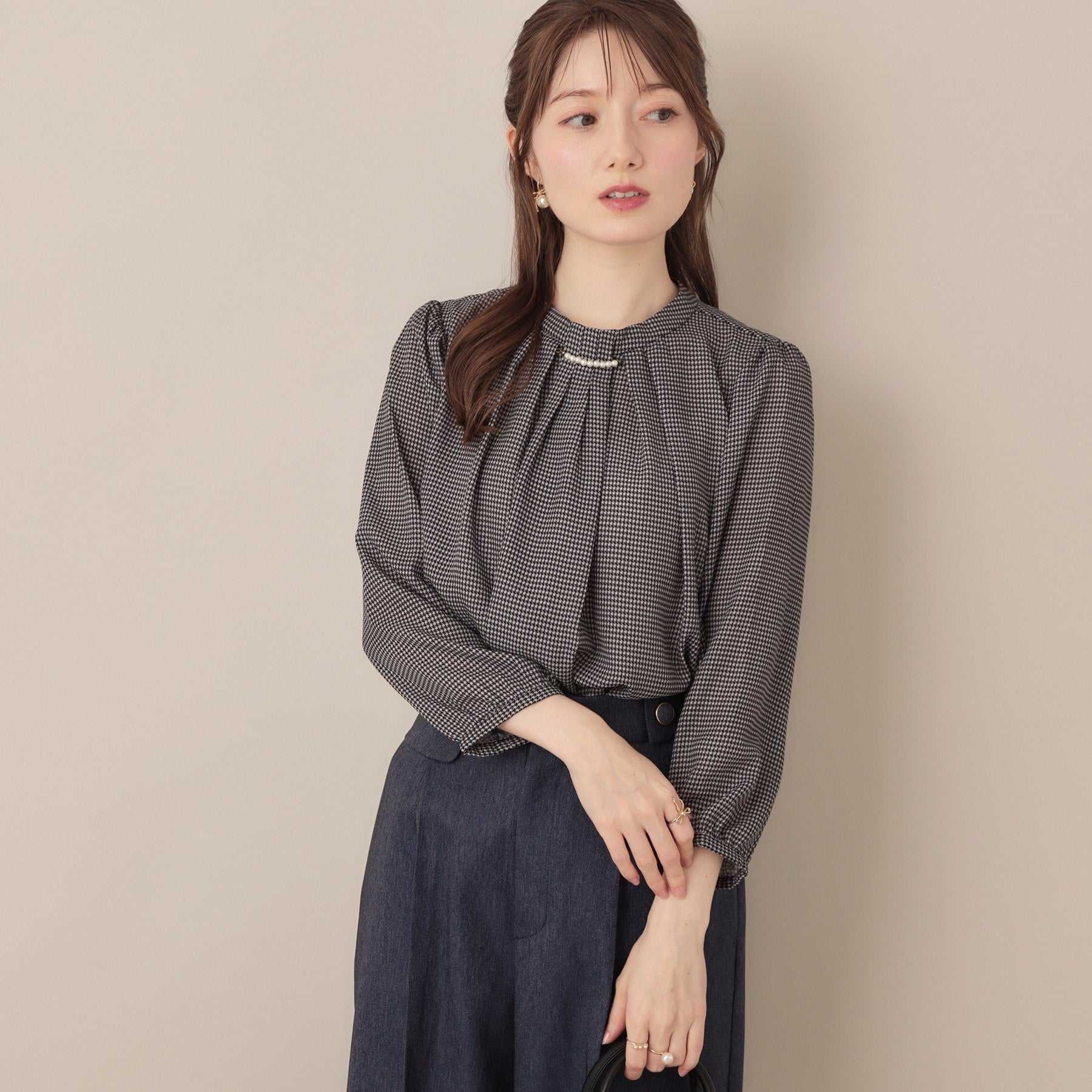 クチュール ブローチ Couture Brooch 【大人可愛い・パール取り外し・通勤】・タックタイチェック柄ブラウス （ブラック(119)） ブラック(119)