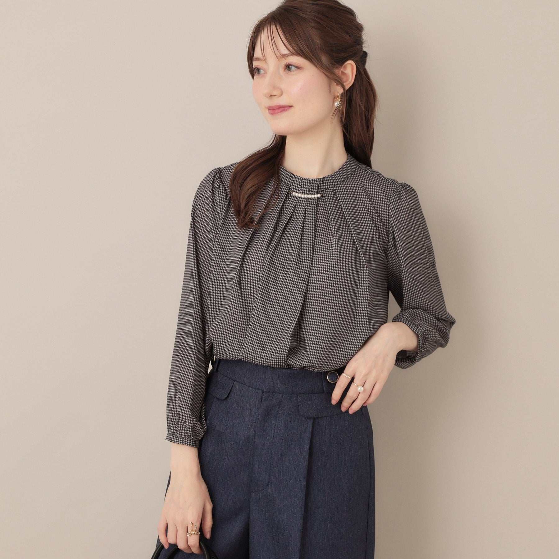 クチュール ブローチ Couture Brooch 【大人可愛い・パール取り外し・通勤】・タックタイチェック柄ブラウス （ブラック(119)） ブラック(119)