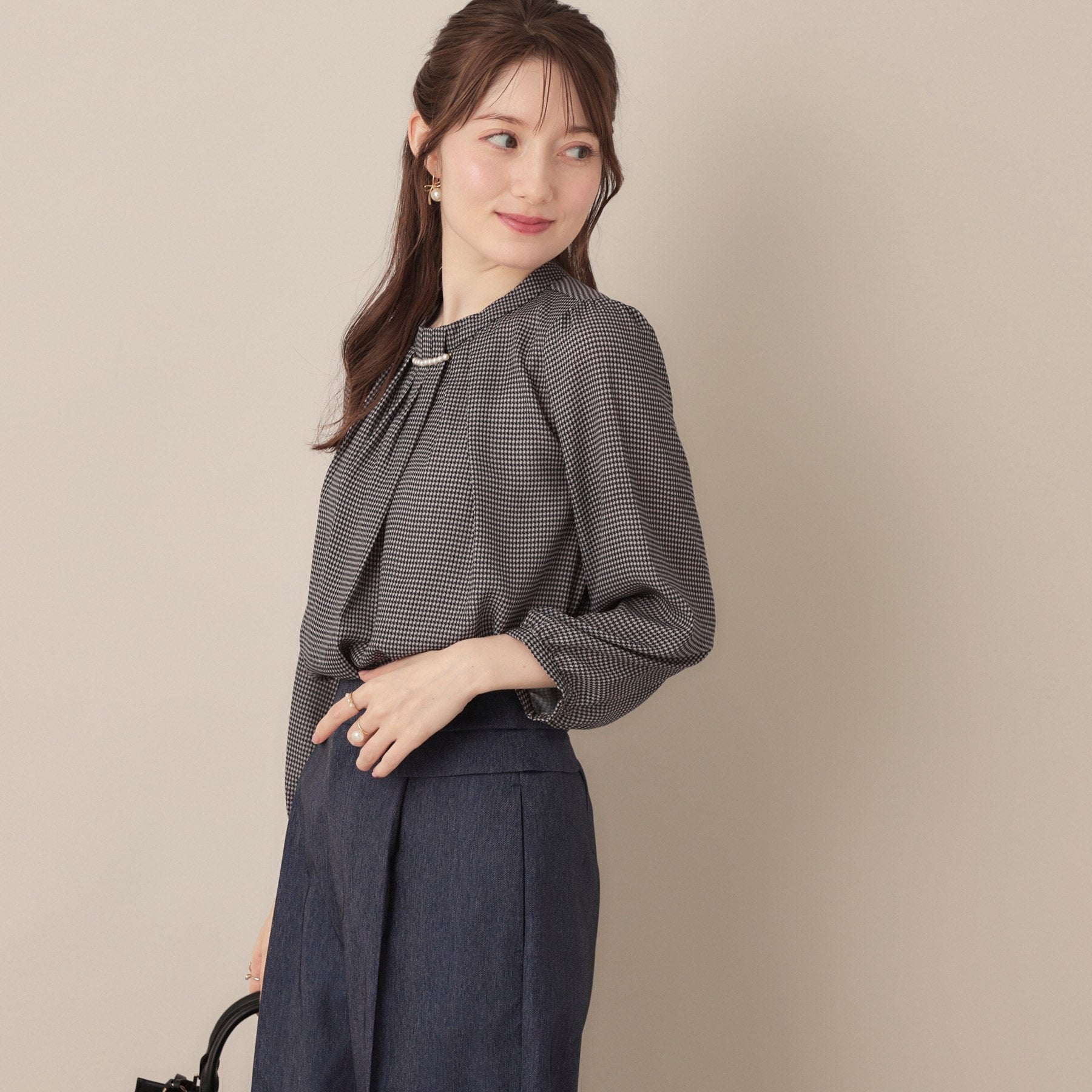 クチュール ブローチ Couture Brooch 【大人可愛い・パール取り外し・通勤】・タックタイチェック柄ブラウス （ブラック(119)） ブラック(119)