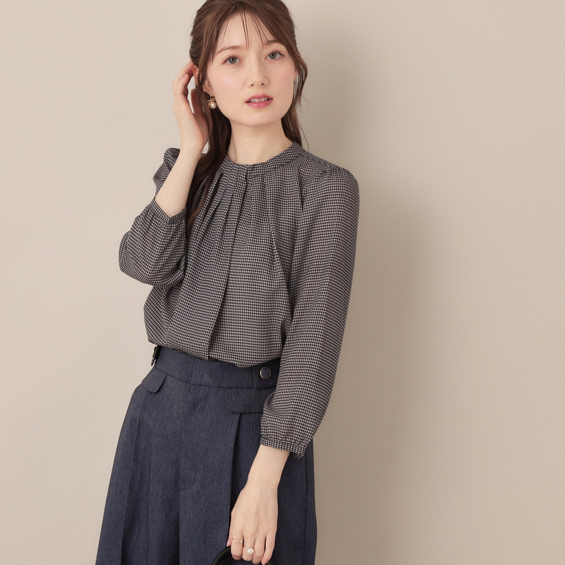 クチュール ブローチ Couture Brooch 【大人可愛い・パール取り外し・通勤】・タックタイチェック柄ブラウス （ブラック(119)） ブラック(119)