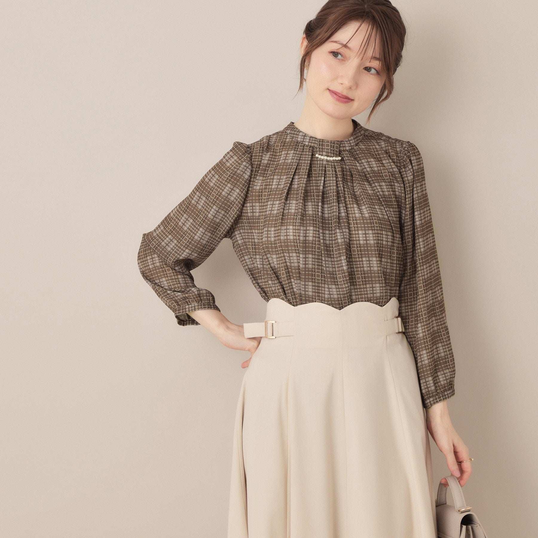 クチュール ブローチ Couture Brooch 【大人可愛い・パール取り外し・通勤】・タックタイチェック柄ブラウス （ブラック(119)） ブラック(119)