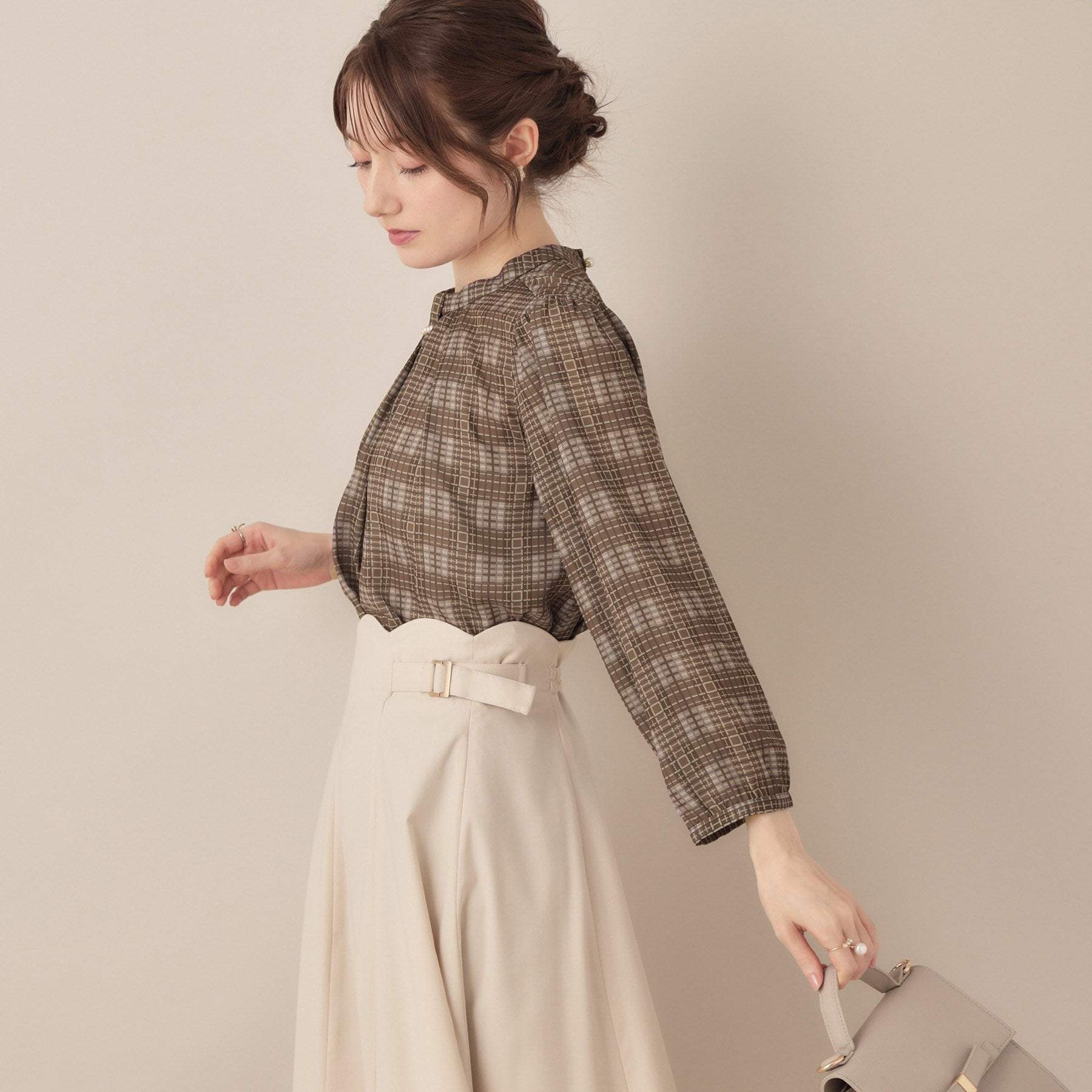 クチュール ブローチ Couture Brooch 【大人可愛い・パール取り外し・通勤】・タックタイチェック柄ブラウス （ブラック(119)） ブラック(119)