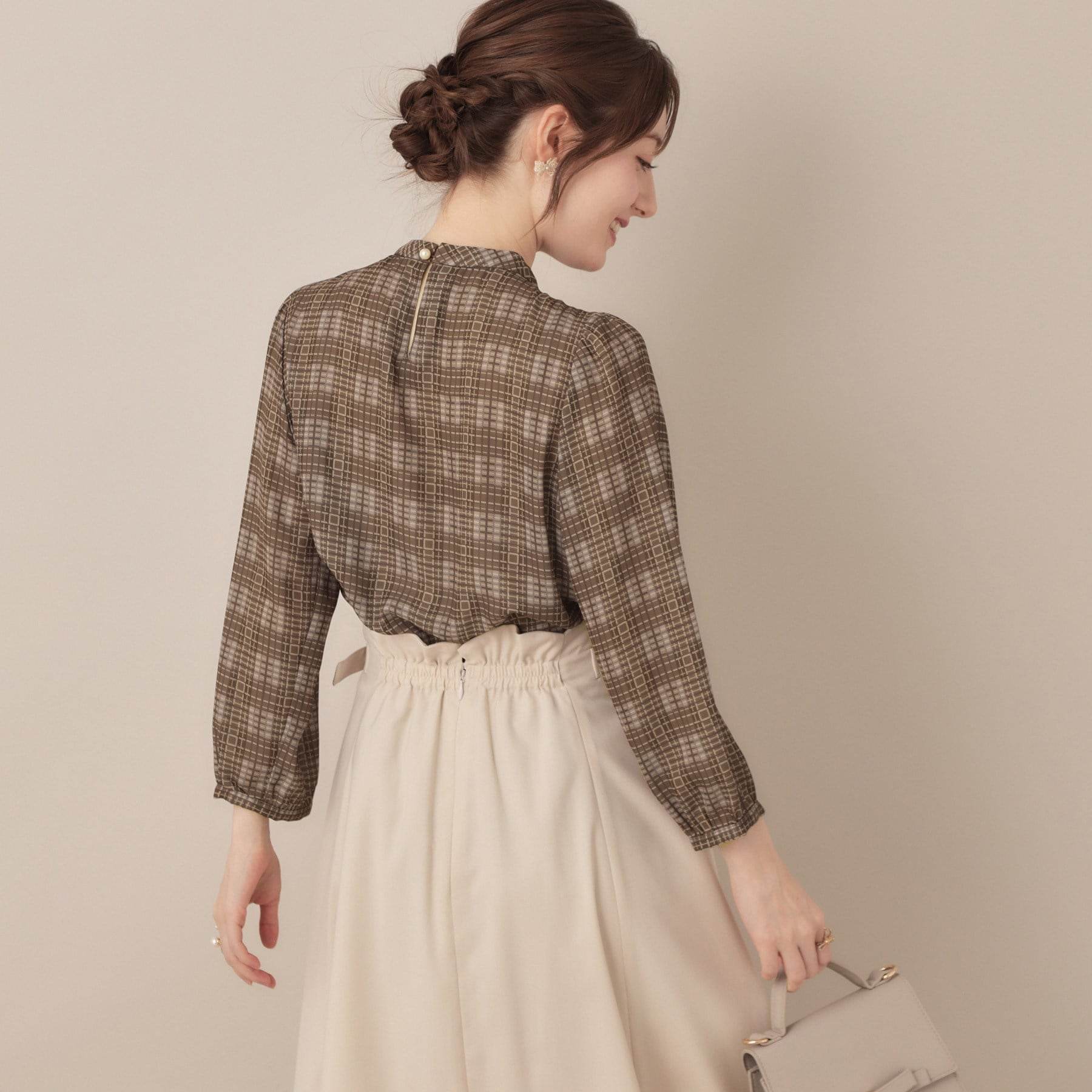 クチュール ブローチ Couture Brooch 【大人可愛い・パール取り外し・通勤】・タックタイチェック柄ブラウス （ブラック(119)） ブラック(119)