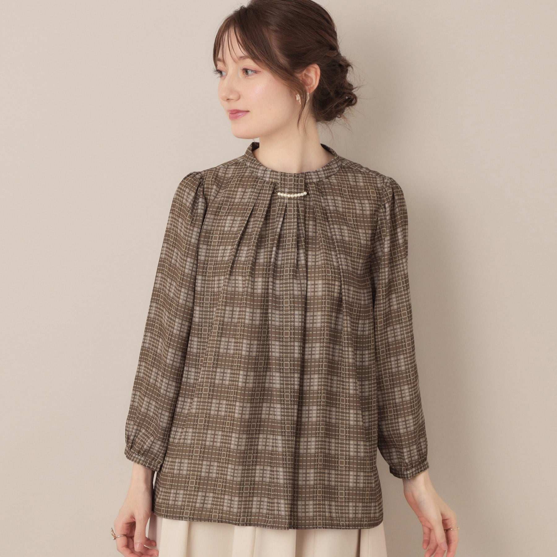 クチュール ブローチ Couture Brooch 【大人可愛い・パール取り外し・通勤】・タックタイチェック柄ブラウス （ブラック(119)） ブラック(119)