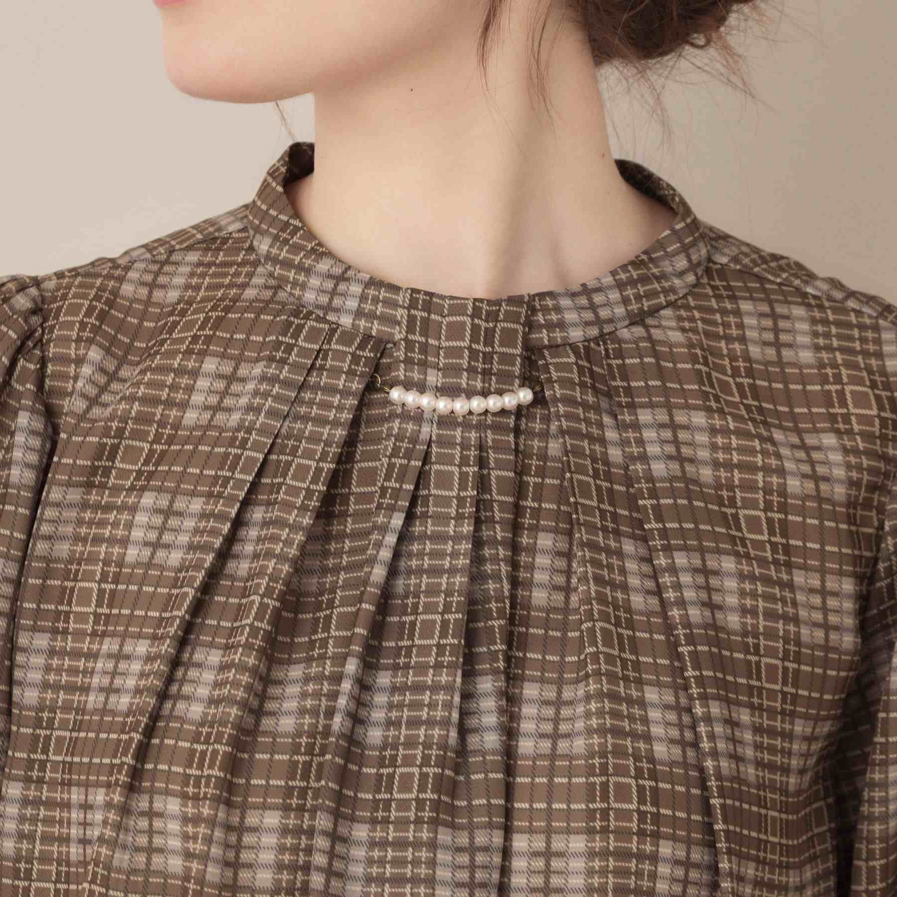 クチュール ブローチ Couture Brooch 【大人可愛い・パール取り外し・通勤】・タックタイチェック柄ブラウス （ブラック(119)） ブラック(119)