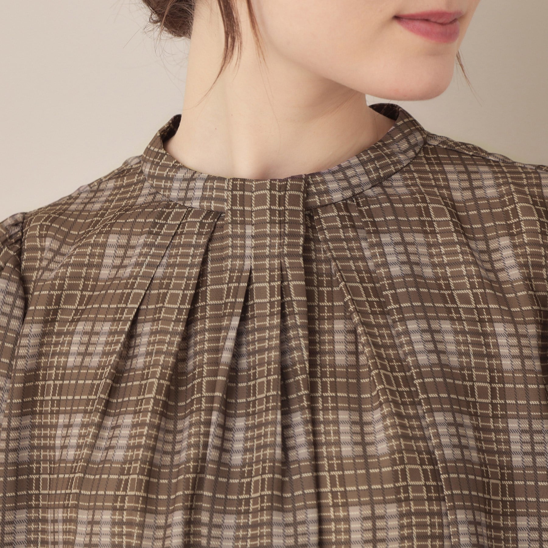 クチュール ブローチ Couture Brooch 【大人可愛い・パール取り外し・通勤】・タックタイチェック柄ブラウス （ブラック(119)） ブラック(119)