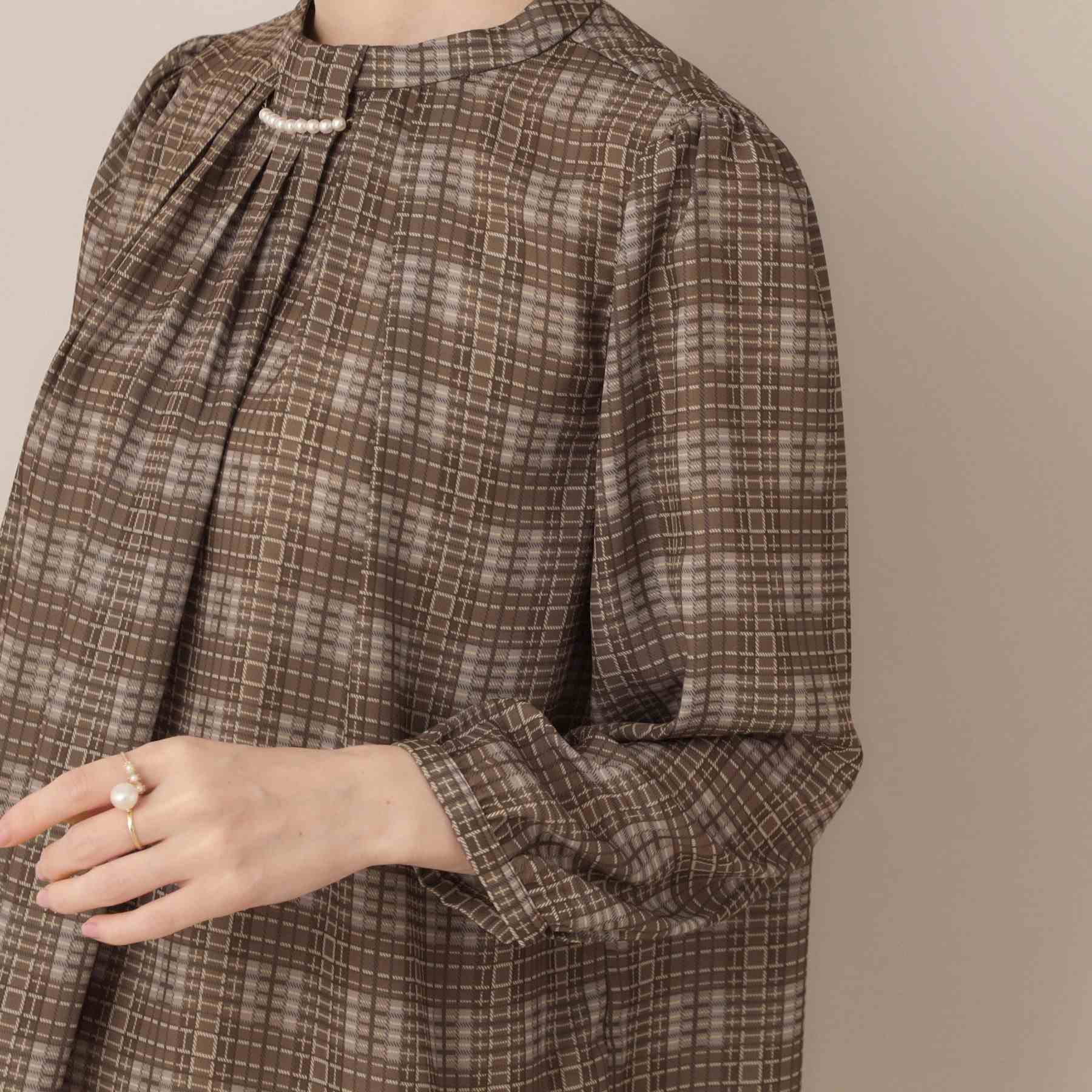 クチュール ブローチ Couture Brooch 【大人可愛い・パール取り外し・通勤】・タックタイチェック柄ブラウス （ブラック(119)） ブラック(119)