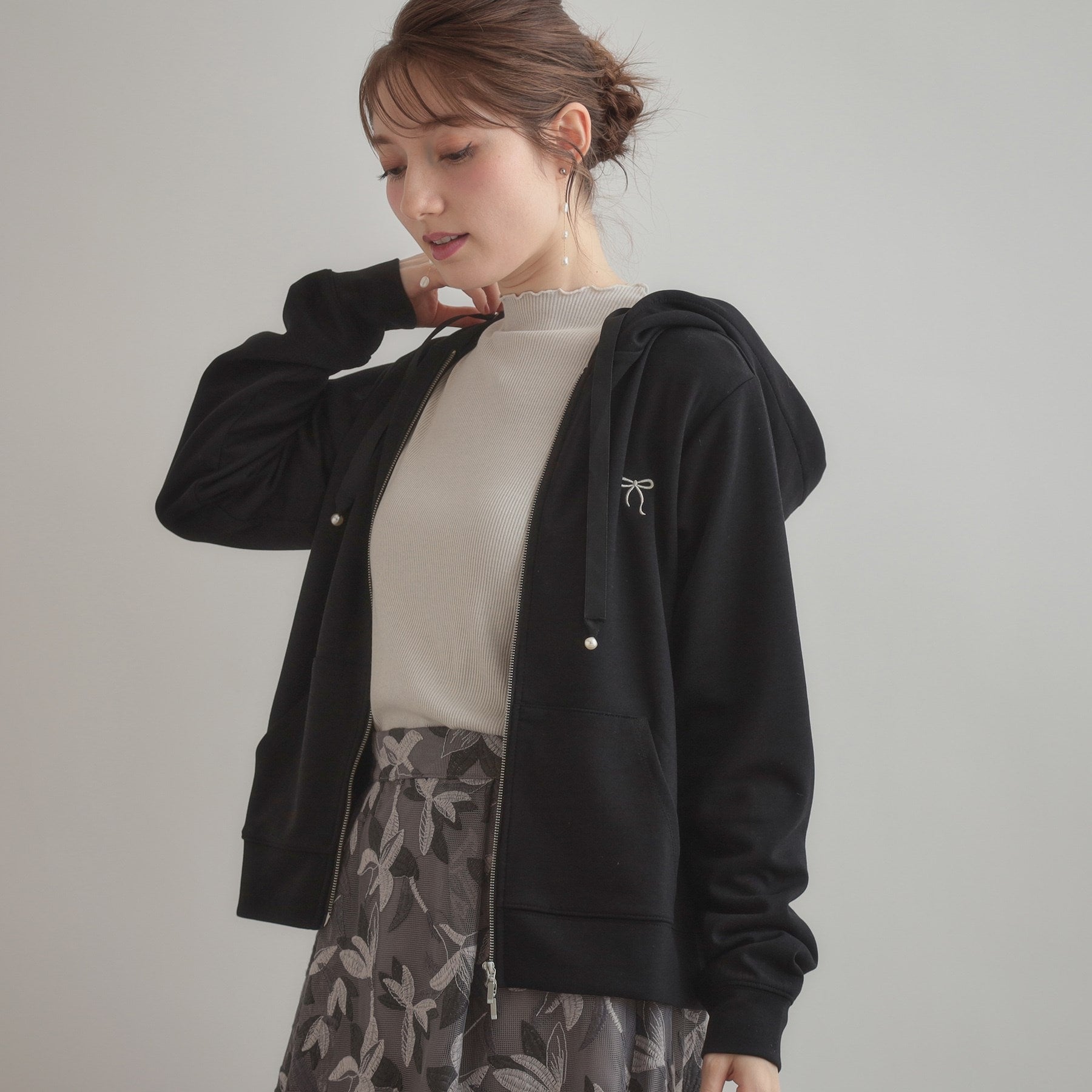 クチュール ブローチ Couture Brooch リボン刺繍ダンボールZIPフーディ （ブラック(019)） ブラック(019)