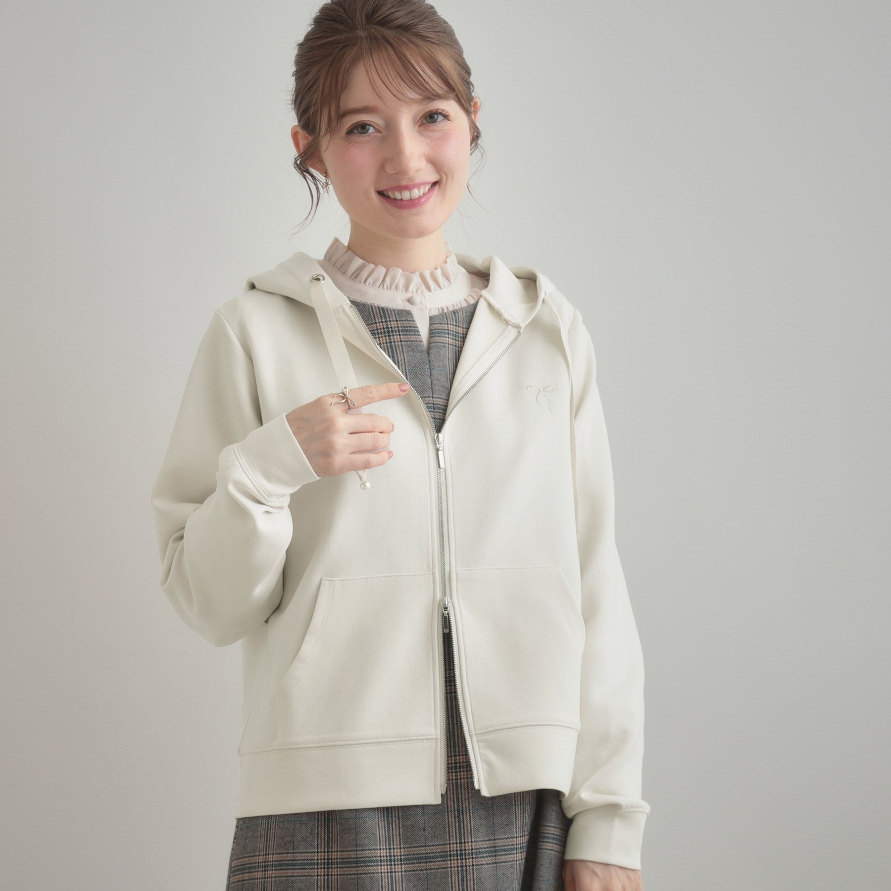 クチュール ブローチ Couture Brooch リボン刺繍ダンボールZIPフーディ （ブラック(019)） ブラック(019)